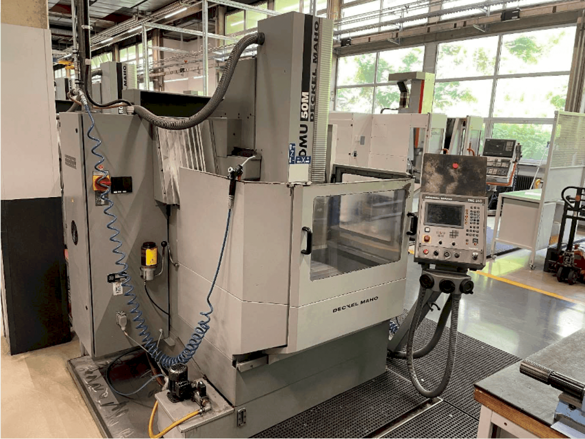 Vista Frontal da DECKEL DMU 50 máquina