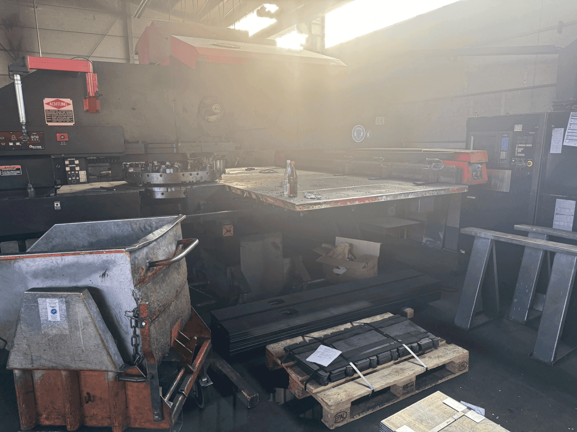 Vista Frontal da AMADA PEGA 306072 2000MM máquina