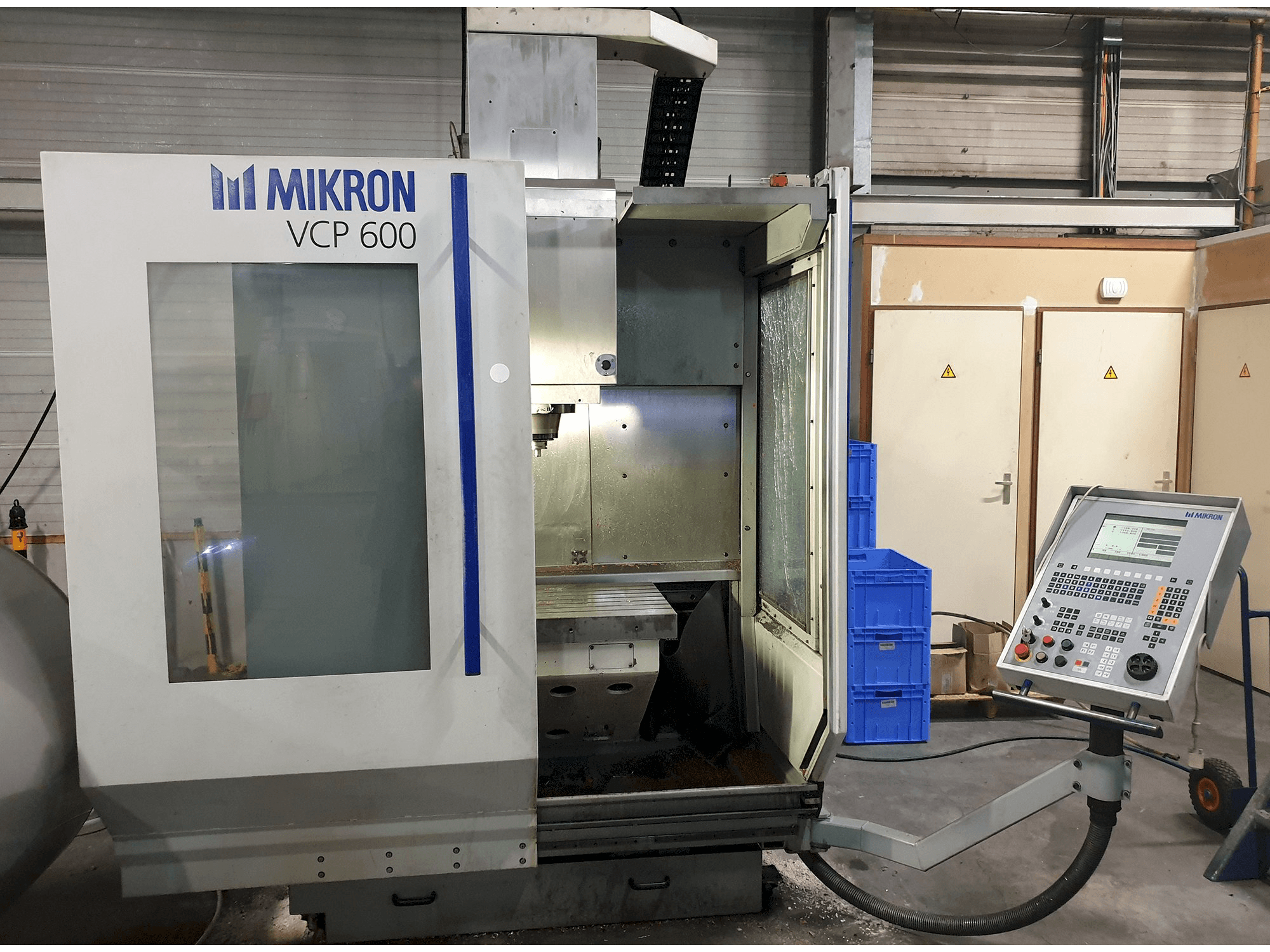 Vista Frontal da MIKRON VCP 600 máquina