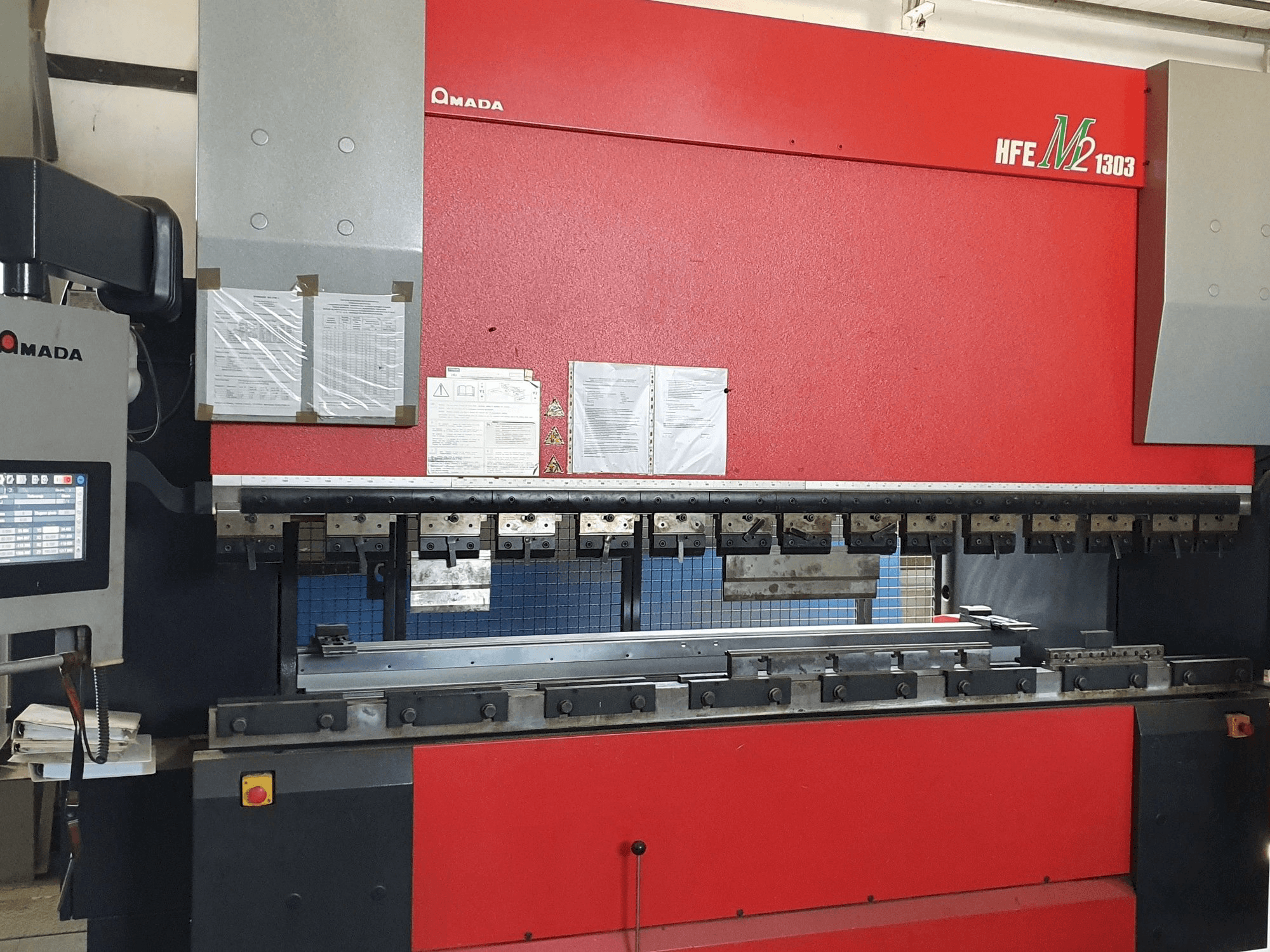 Vista Frontal da AMADA HFE-1303M2 8 Axes máquina