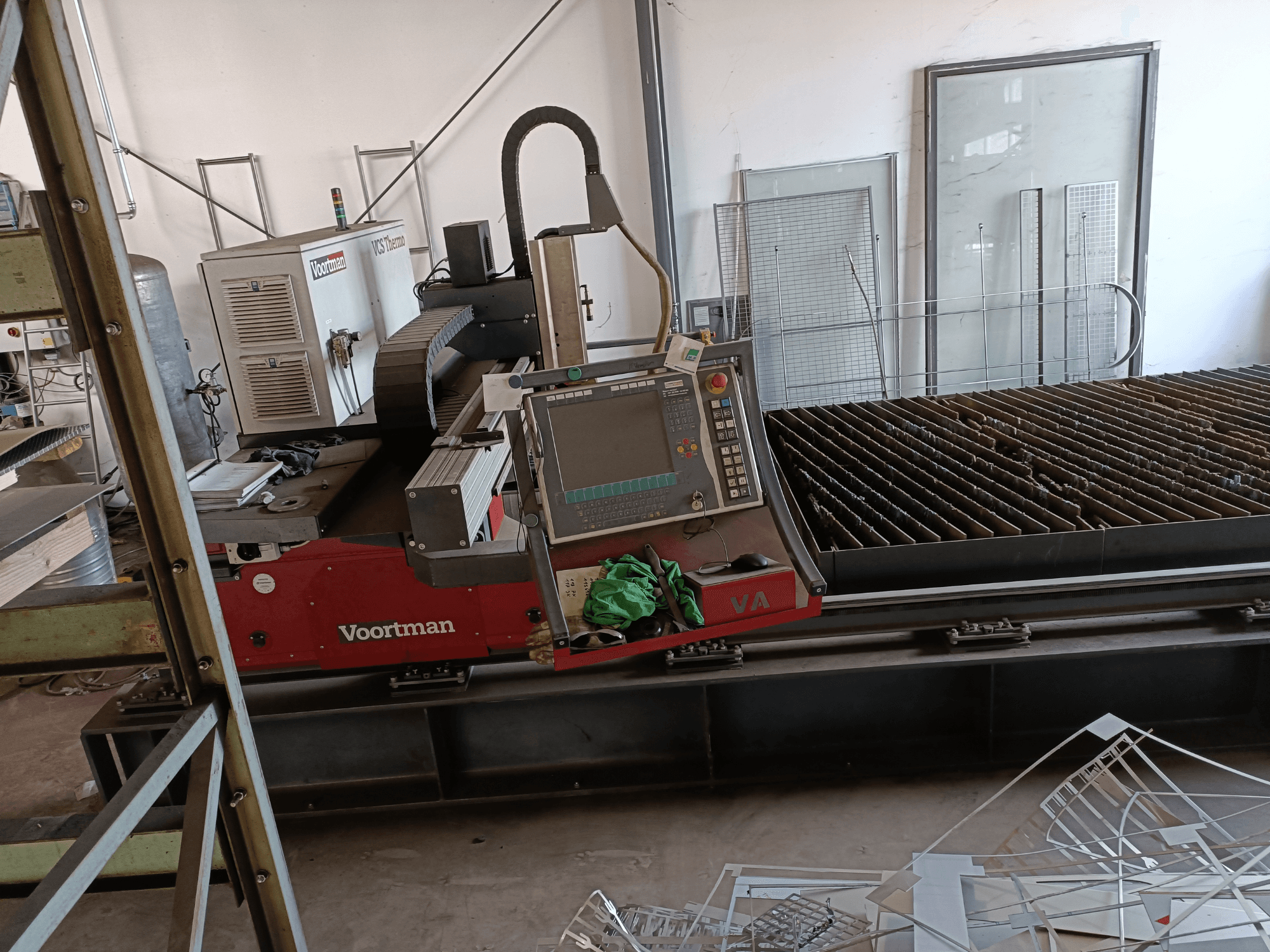 Máquina de corte por plasma térmico VOORTMAN VCS, vista frontal, apresentando o painel de controlo, a mesa de corte e detalhes da área de trabalho circundante.