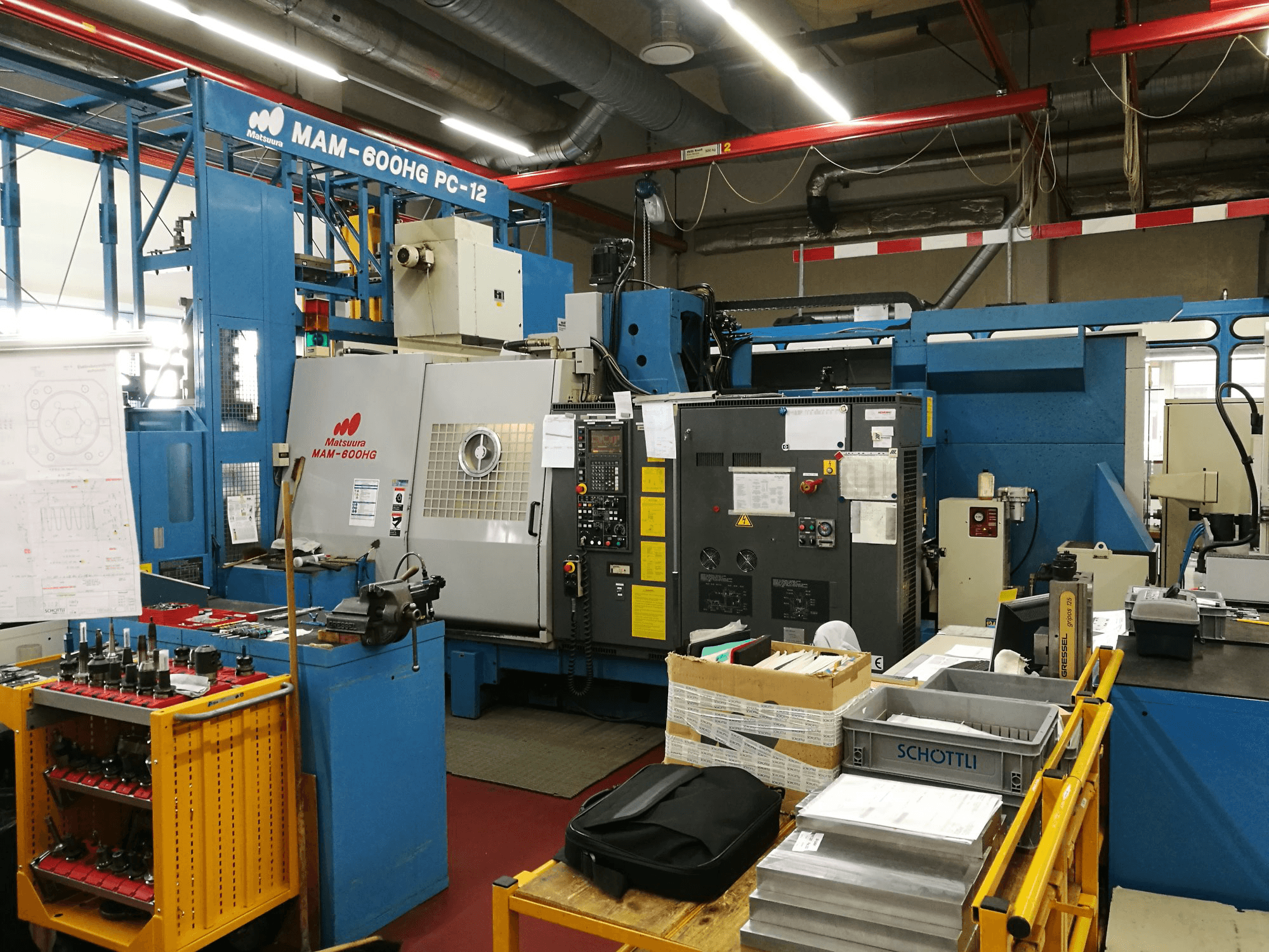 Vista Frontal da Matsuura MAM 600HG PC-12 máquina