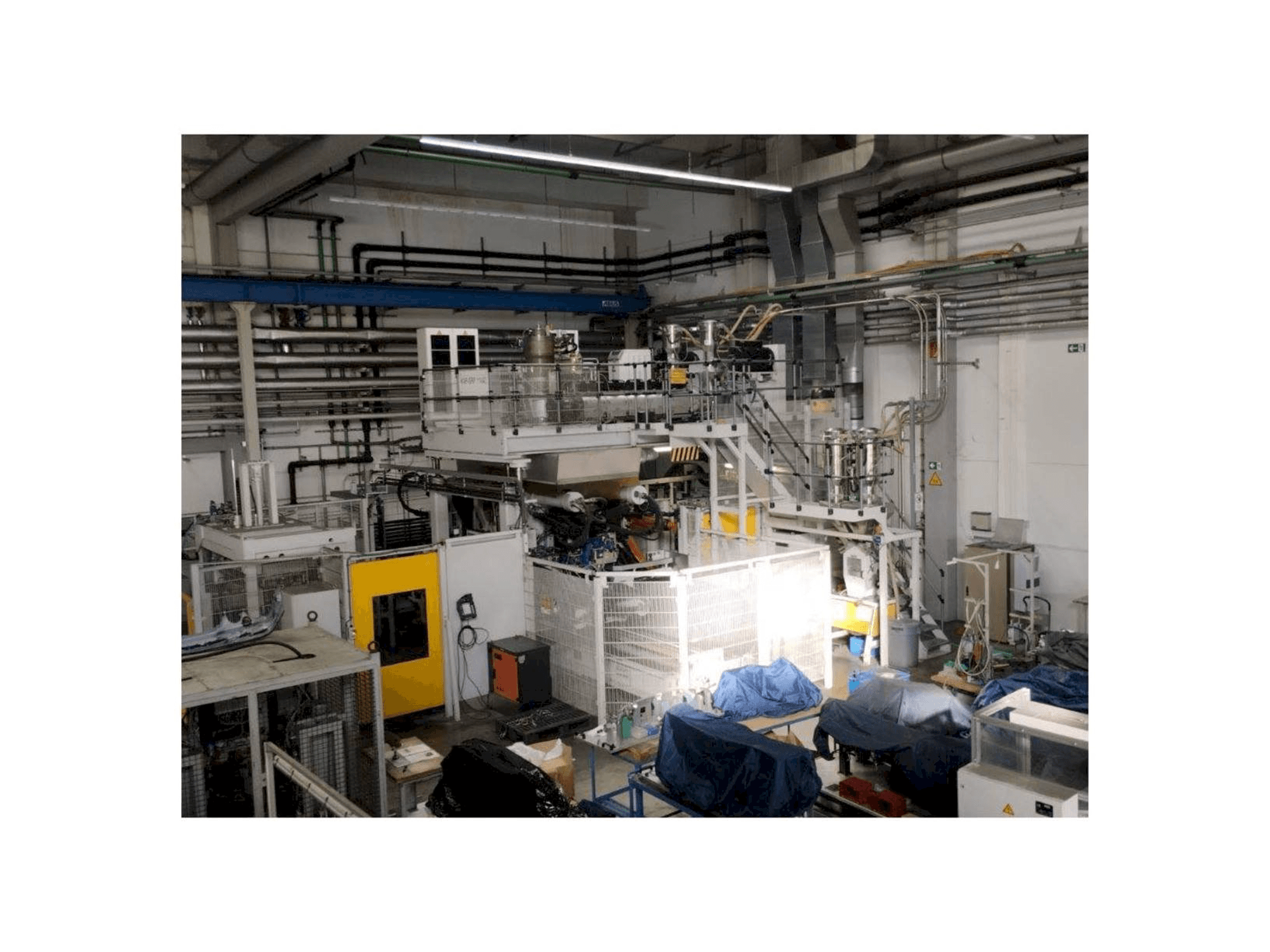 Vista Frontal da EXTRAPLAST 140to máquina