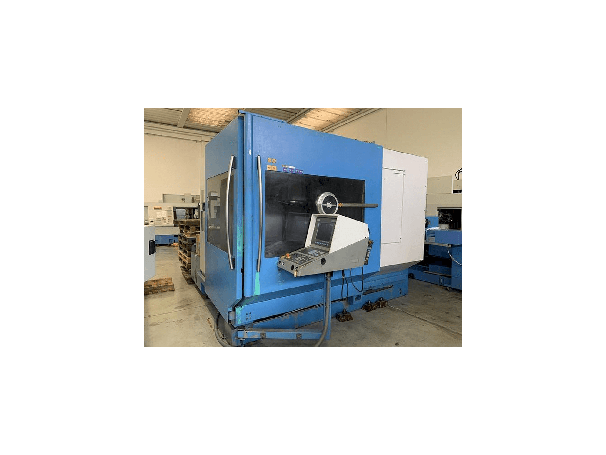 Vista Frontal da DECKEL MAHO DMU 80 máquina