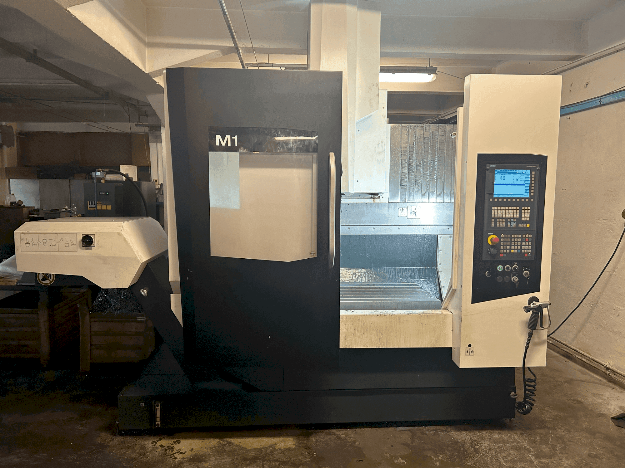 Vista Frontal da DMG MORI M1 máquina