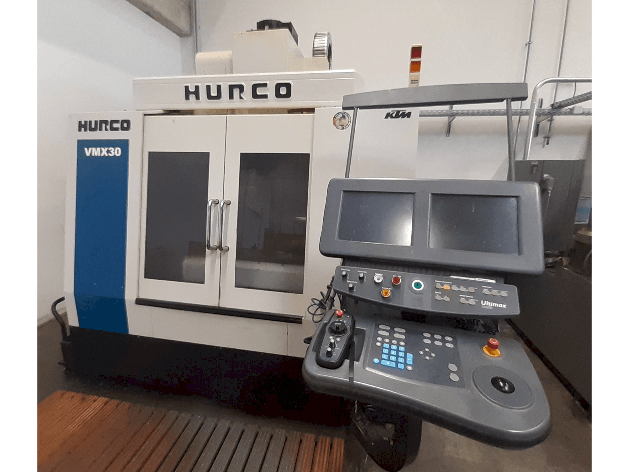 Vista Frontal da Hurco VMX 30 máquina
