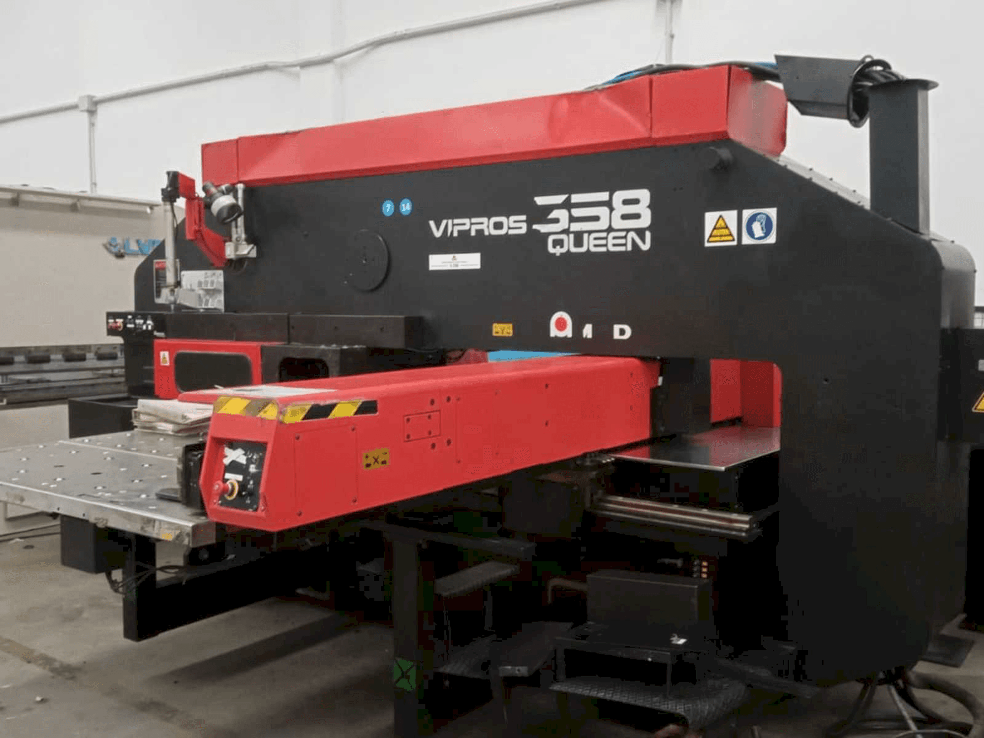 Vista Frontal da AMADA Vipros 358 Queen máquina