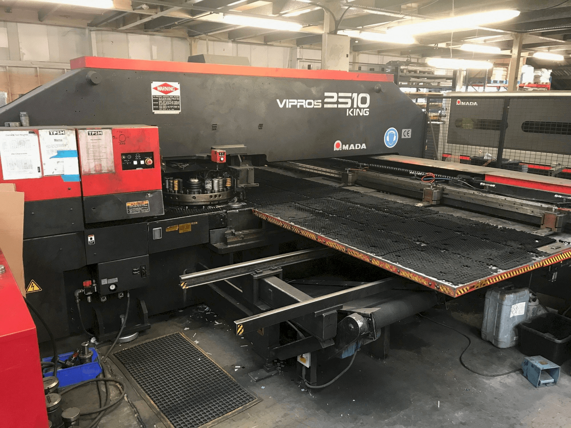 Vista Frontal da AMADA VIPROS 2510 KING máquina