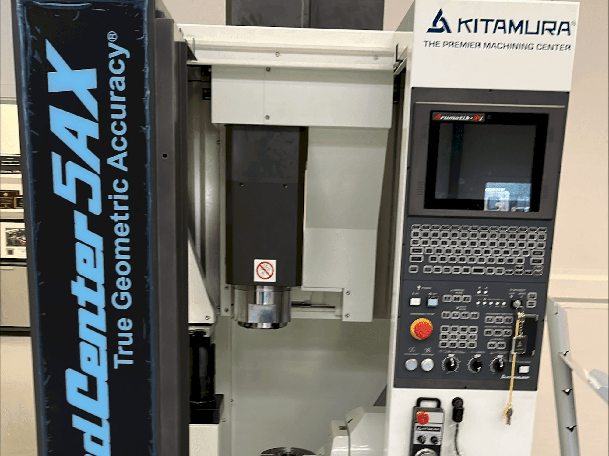 Vista Frontal da Kitamura Medcenter 5AX máquina