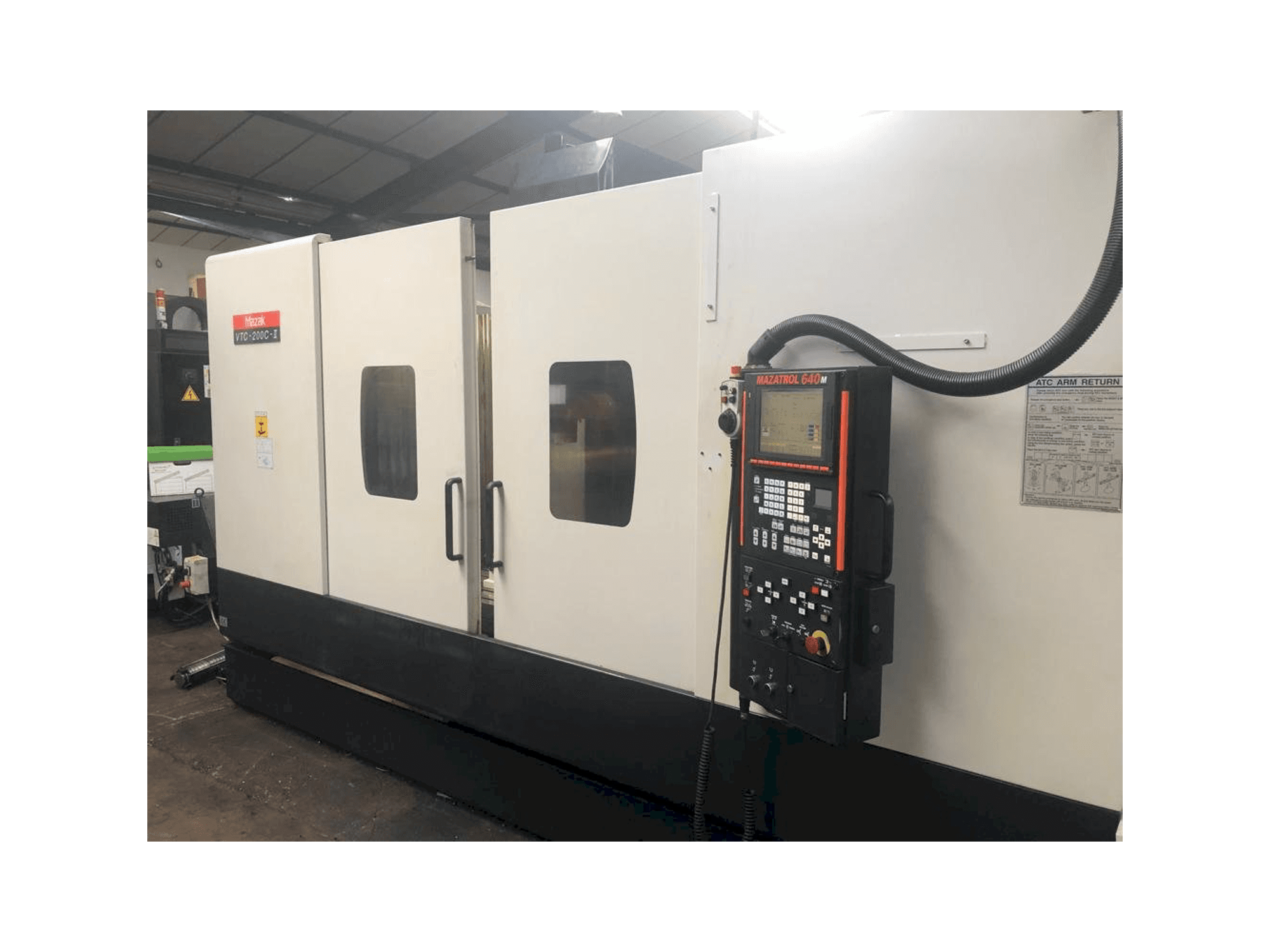 Vista Frontal da Mazak VTC-200C-II máquina