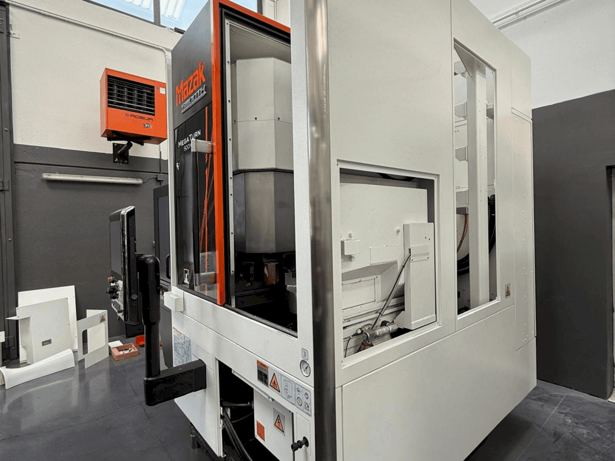 Vista Frontal da Mazak Megaturn 500 MS máquina