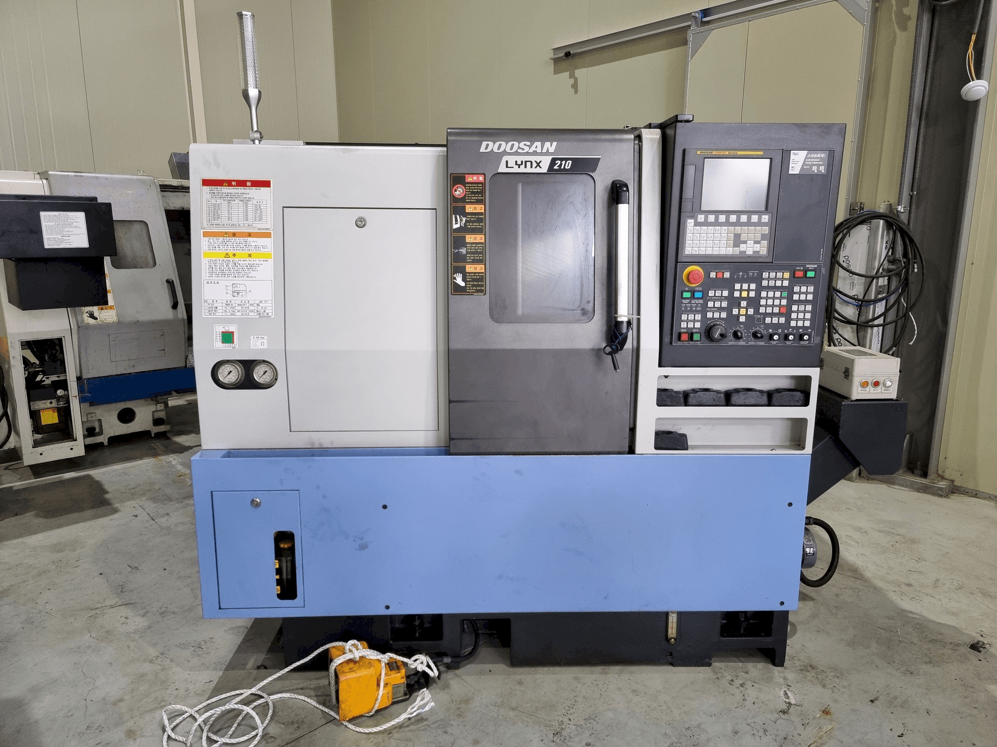 Vista Frontal da Doosan LYNX 210 máquina