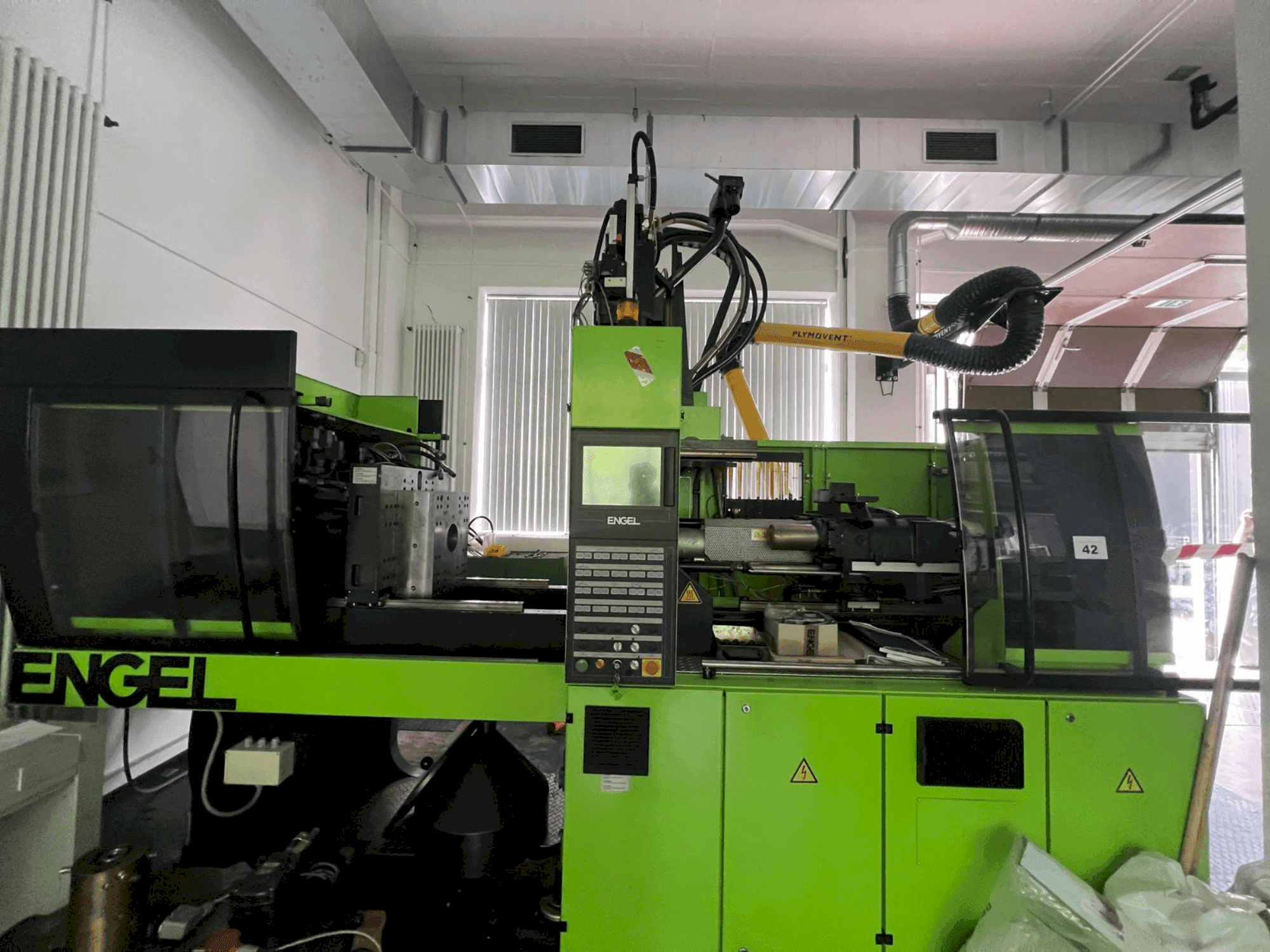 Vista Frontal da Engel Victory 300H 80V/80 Combi máquina