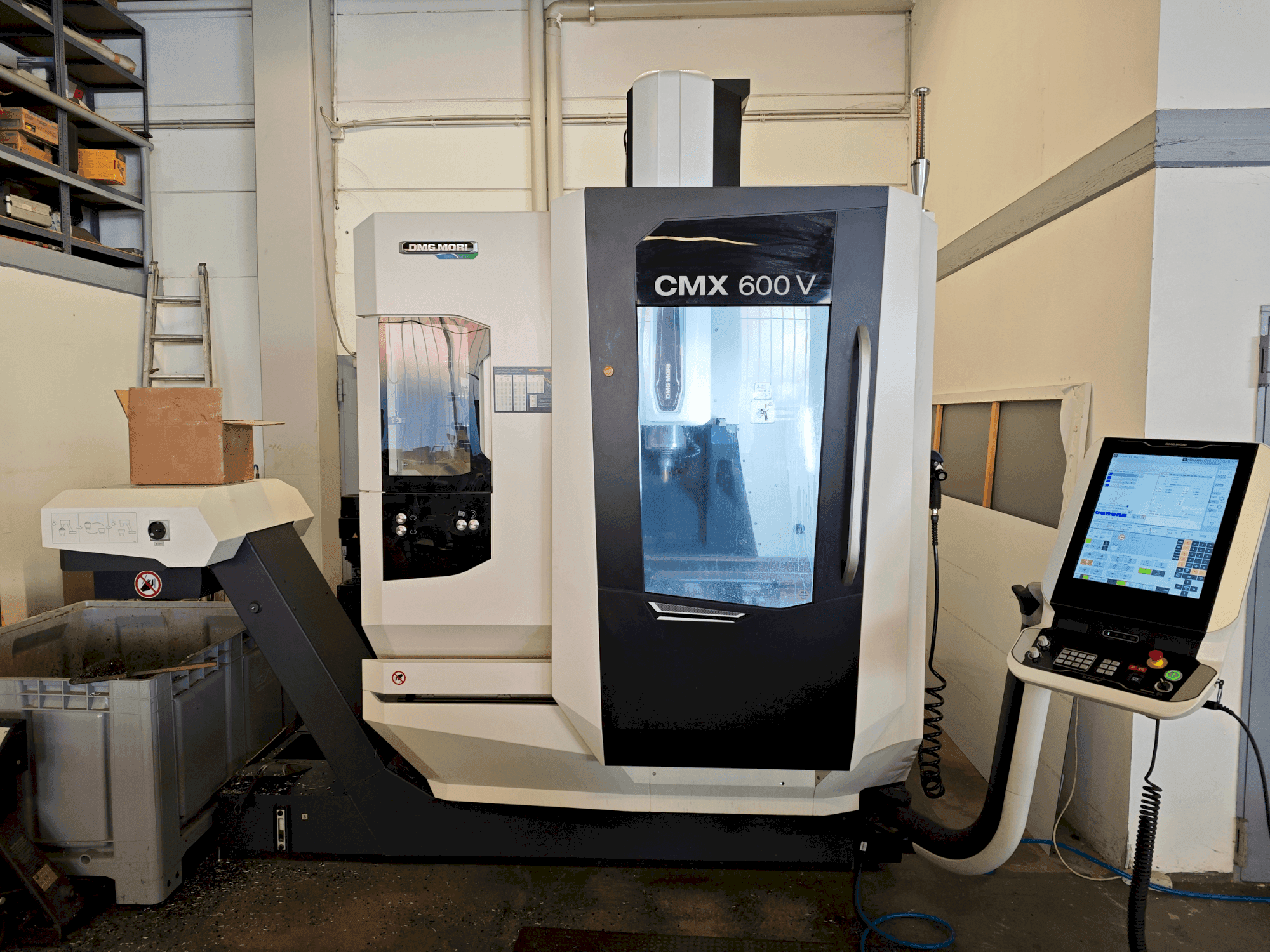 Vista Frontal da DMG MORI CMX 600 V máquina
