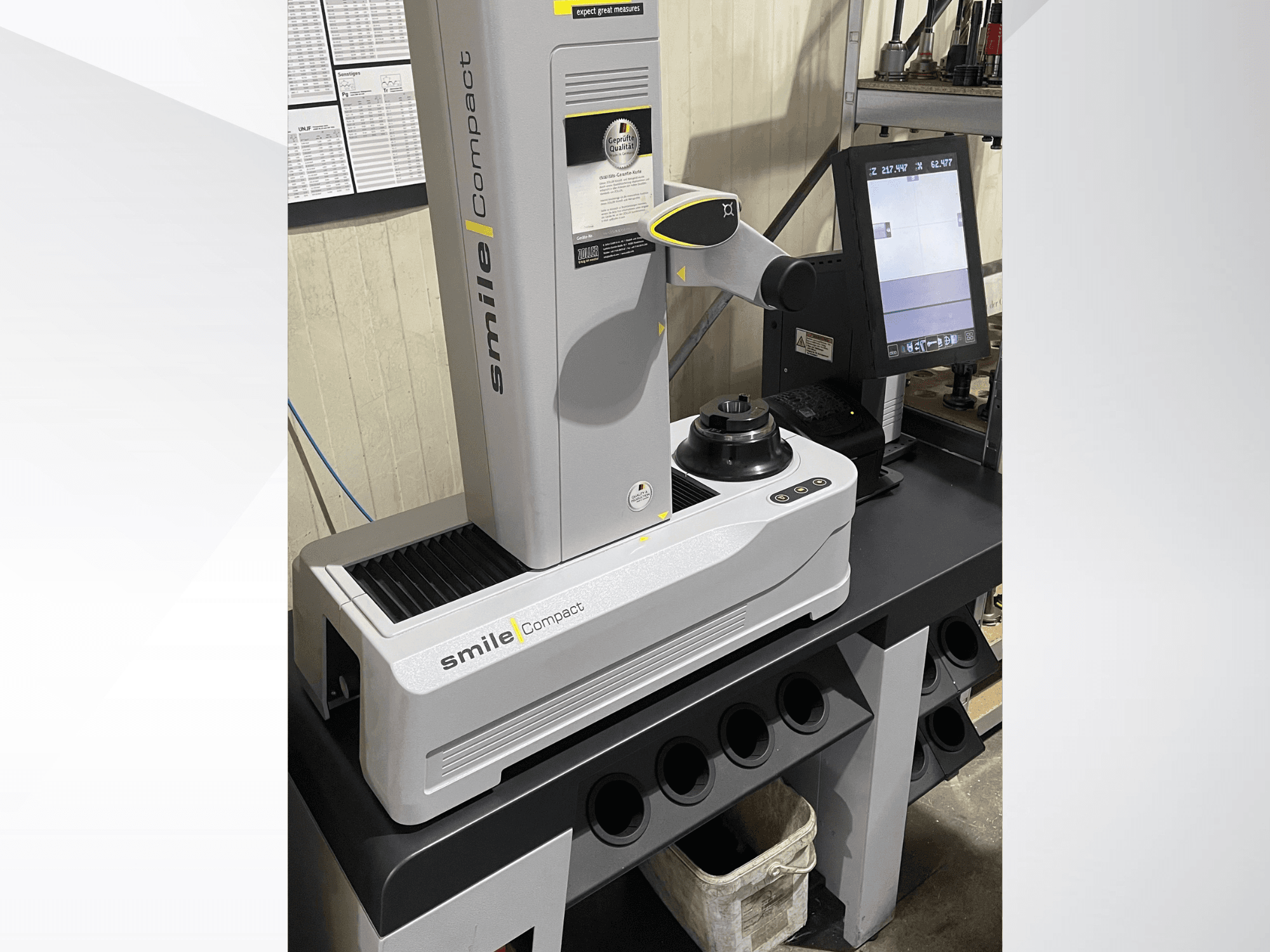 Máquina-ferramenta Zoller smileCompact vista de frente, com um ecrã digital e componentes de medição de precisão.