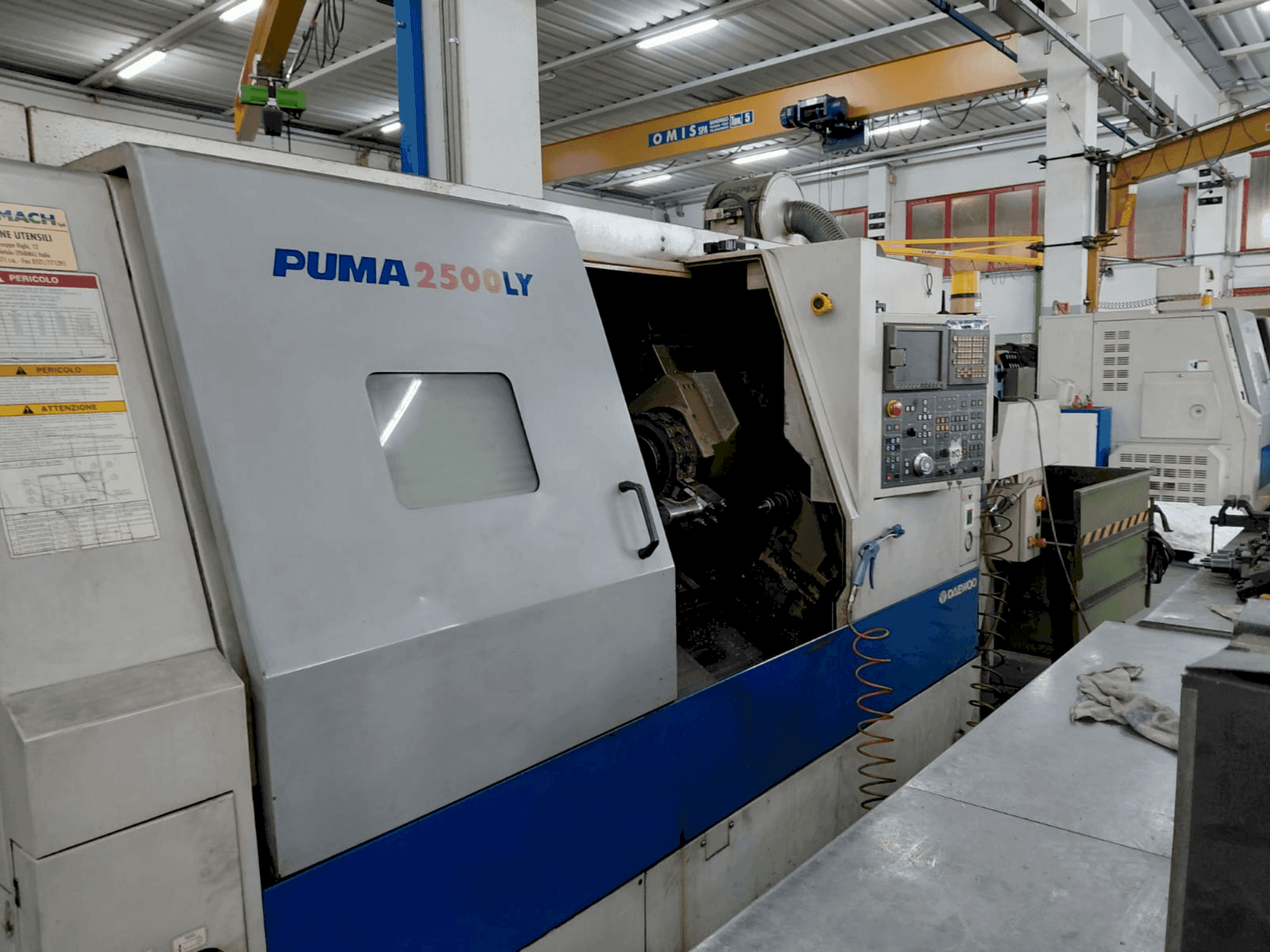 Vista Frontal da DOOSAN Puma 2500 LY máquina
