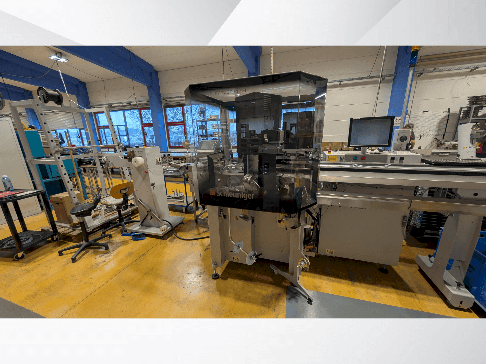 Vista Frontal da Schleuniger CrimpCenter 64 máquina