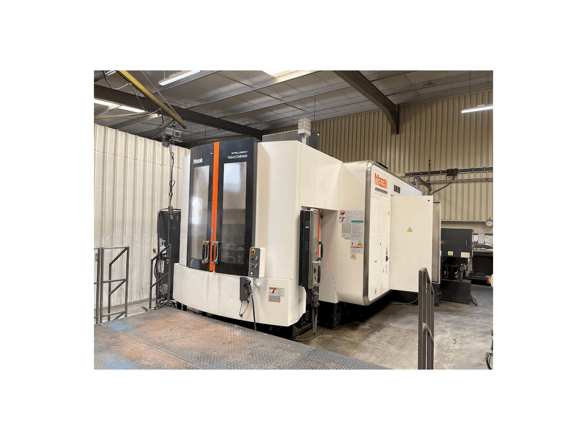 Vista Frontal da Mazak VARIAXIS i-800 máquina