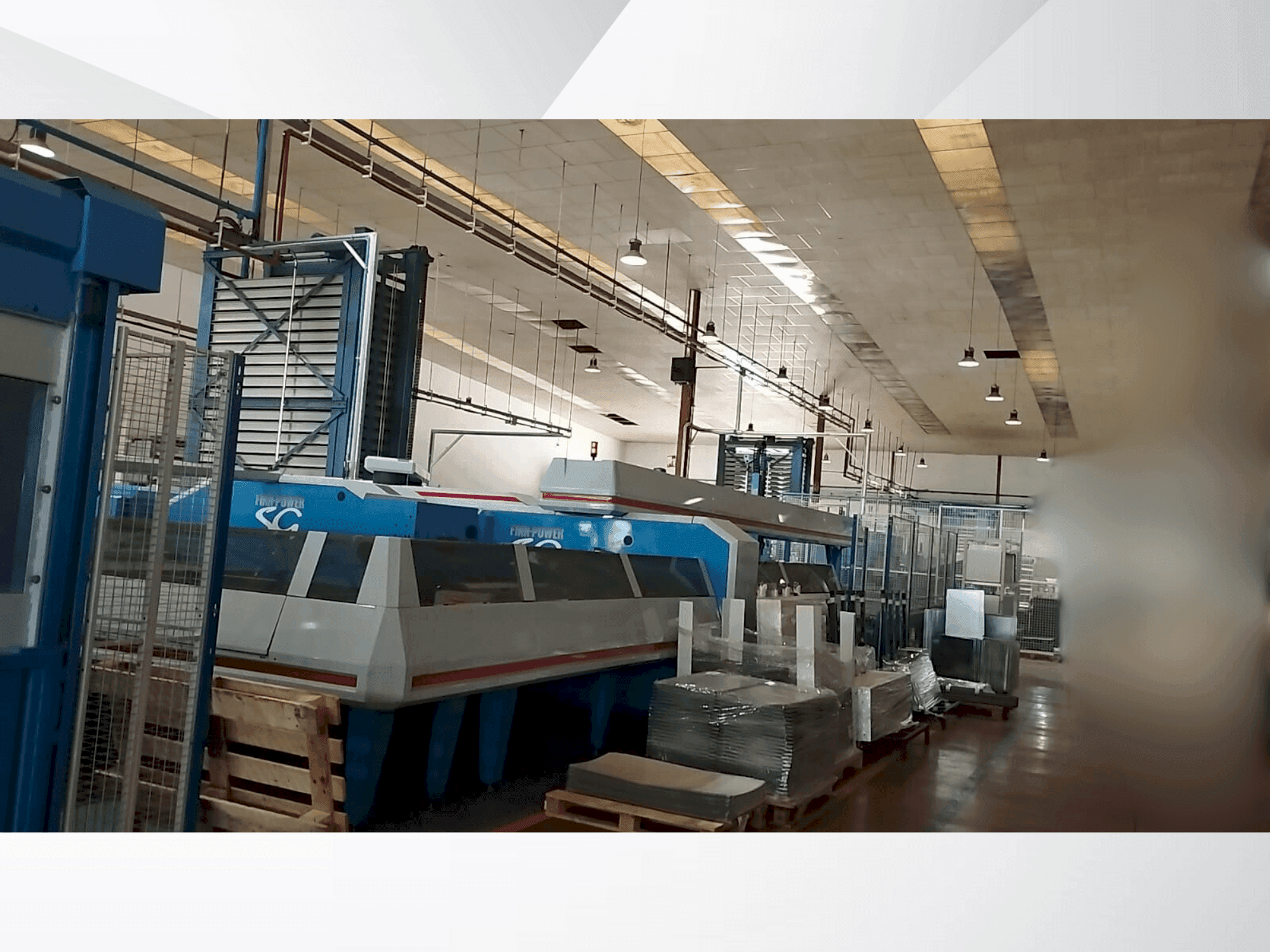 Vista Frontal da Prima Power Shear Genius 1530 máquina