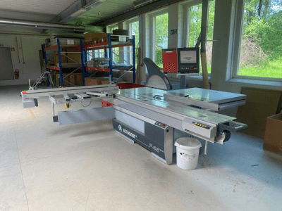 Serra de mesa deslizante ALTENDORF F45, vista frontal, com mesa deslizante ajustável, visor digital e painel de controlo visíveis.