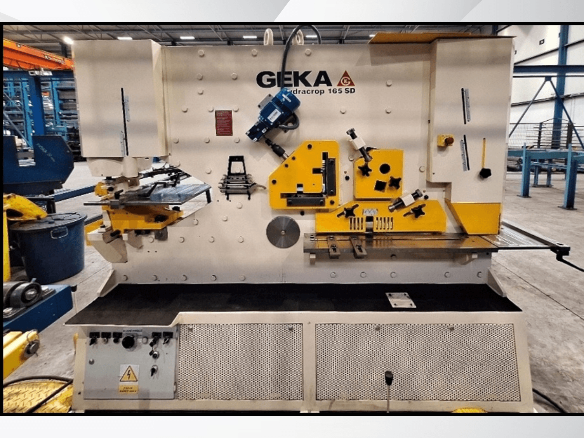 Máquina de corte CNC GEKA HYDRACROP 165/300 SD vista de frente, mostrando os comandos e as funcionalidades de corte.
