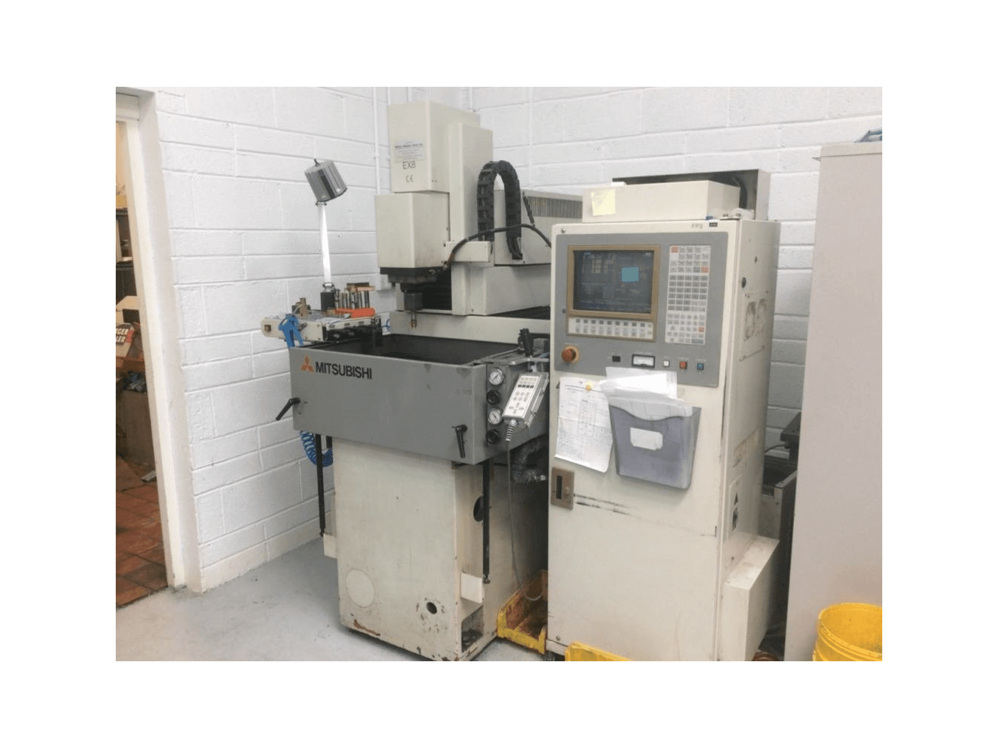 Vista Frontal da Mitsubishi EX 8 máquina