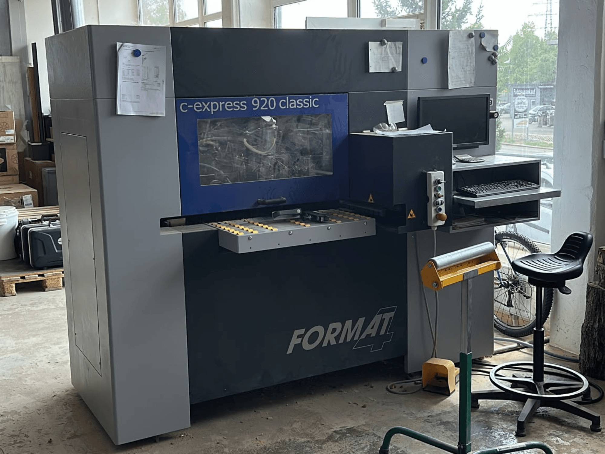 Centro de usinagem de madeira CNC FORMAT4 c-express 920 classic, vista frontal que mostra o painel de controlo e a área de trabalho.