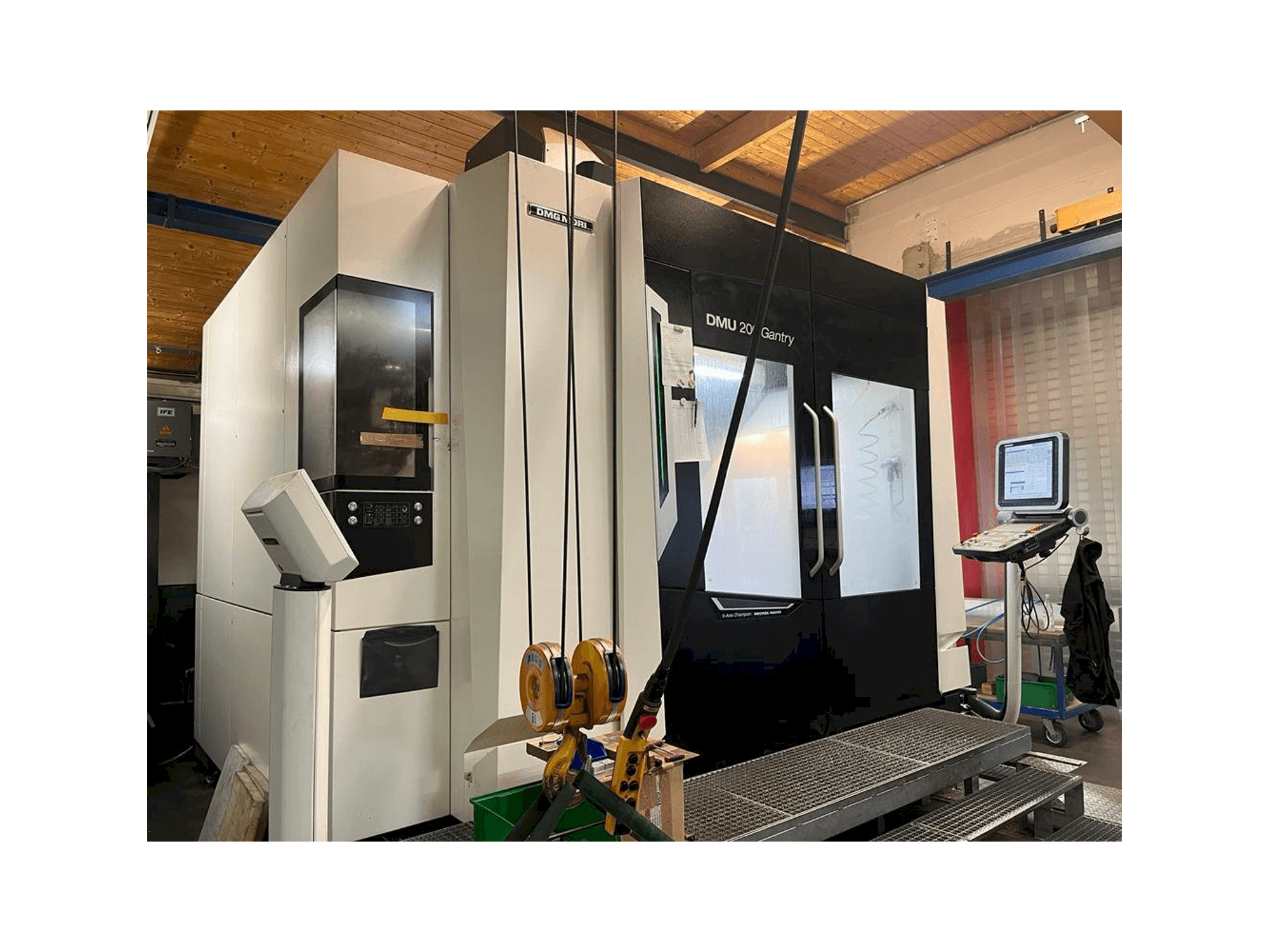 Vista Frontal da DMG MORI DMU 200 Gantry máquina