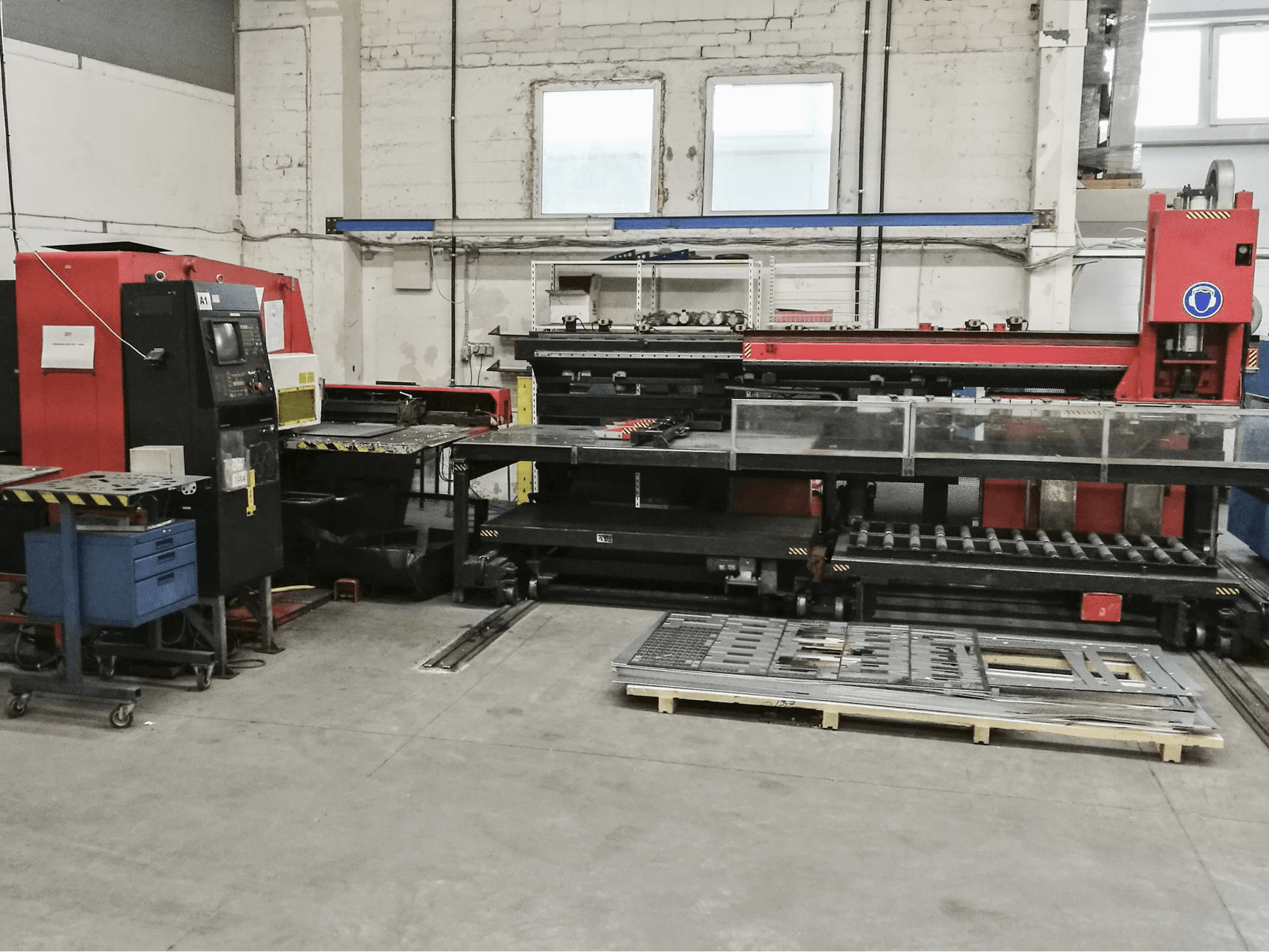 Vista Frontal da AMADA ARIES 245 máquina