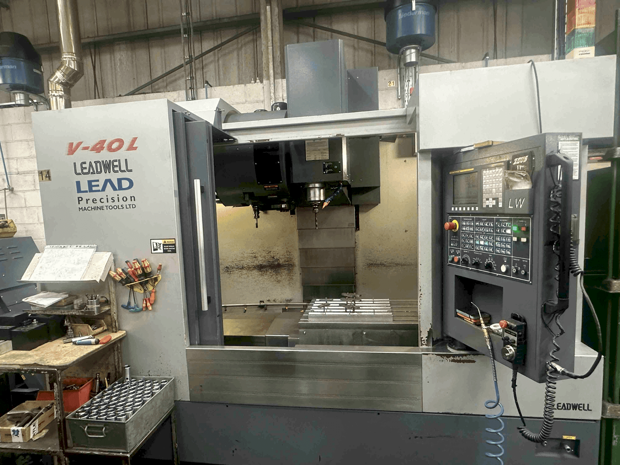 Vista Frontal da Leadwell V-40L máquina