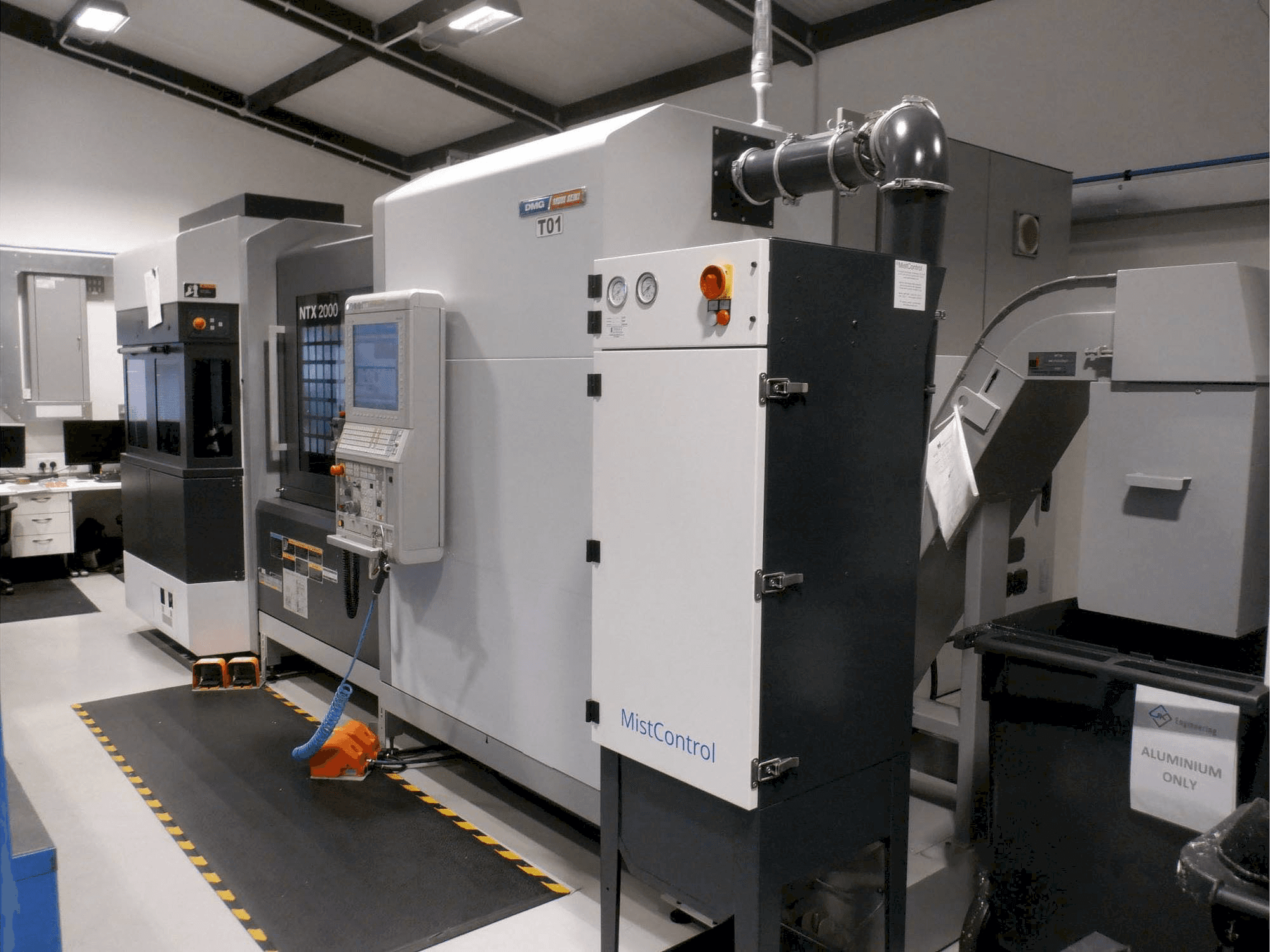Vista Frontal da DMG MORI NTX 2000 máquina