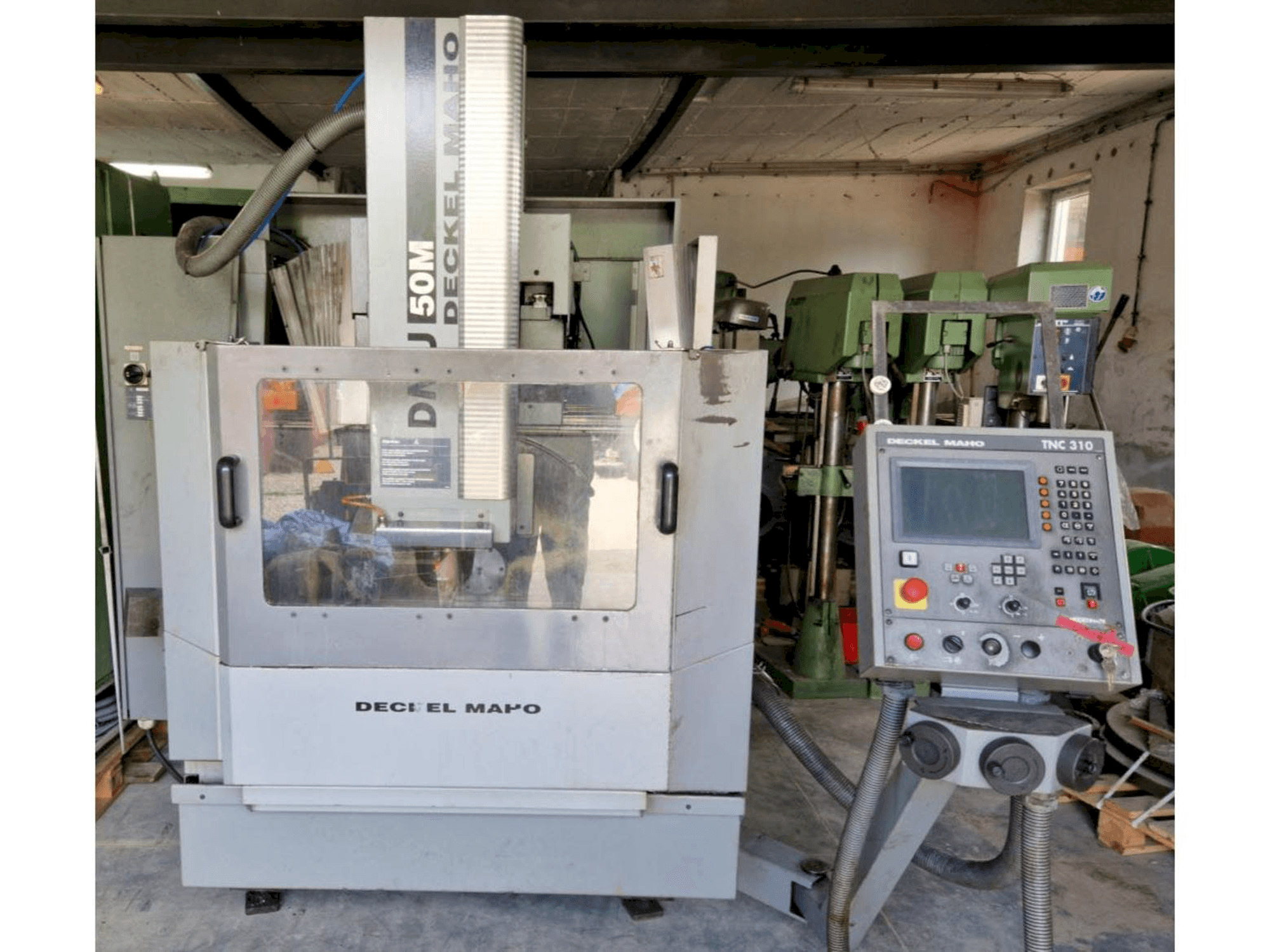 Vista Frontal da DECKEL MAHO DMU 50M máquina
