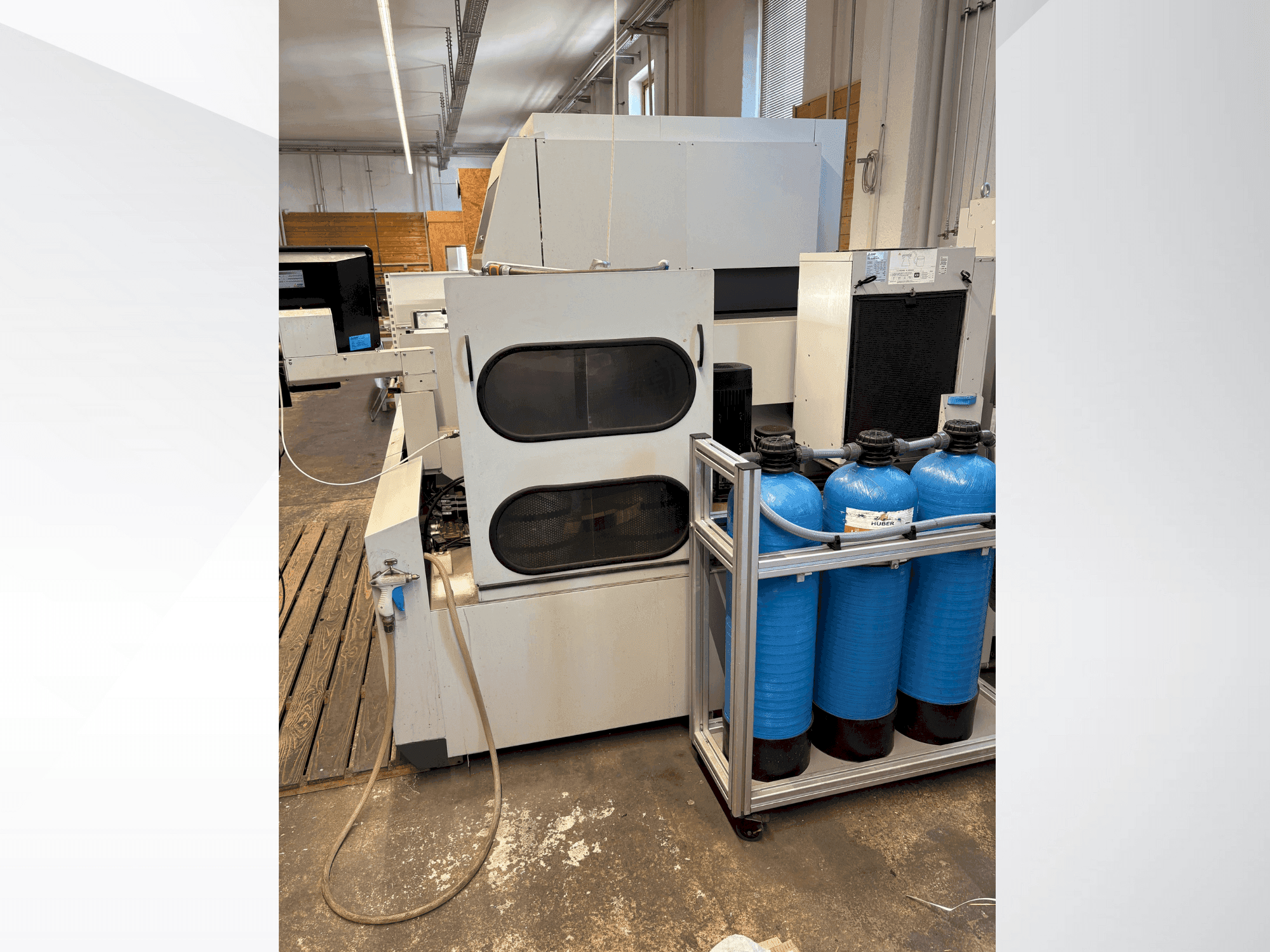 Vista Frontal da Mitsubishi MV2400S máquina