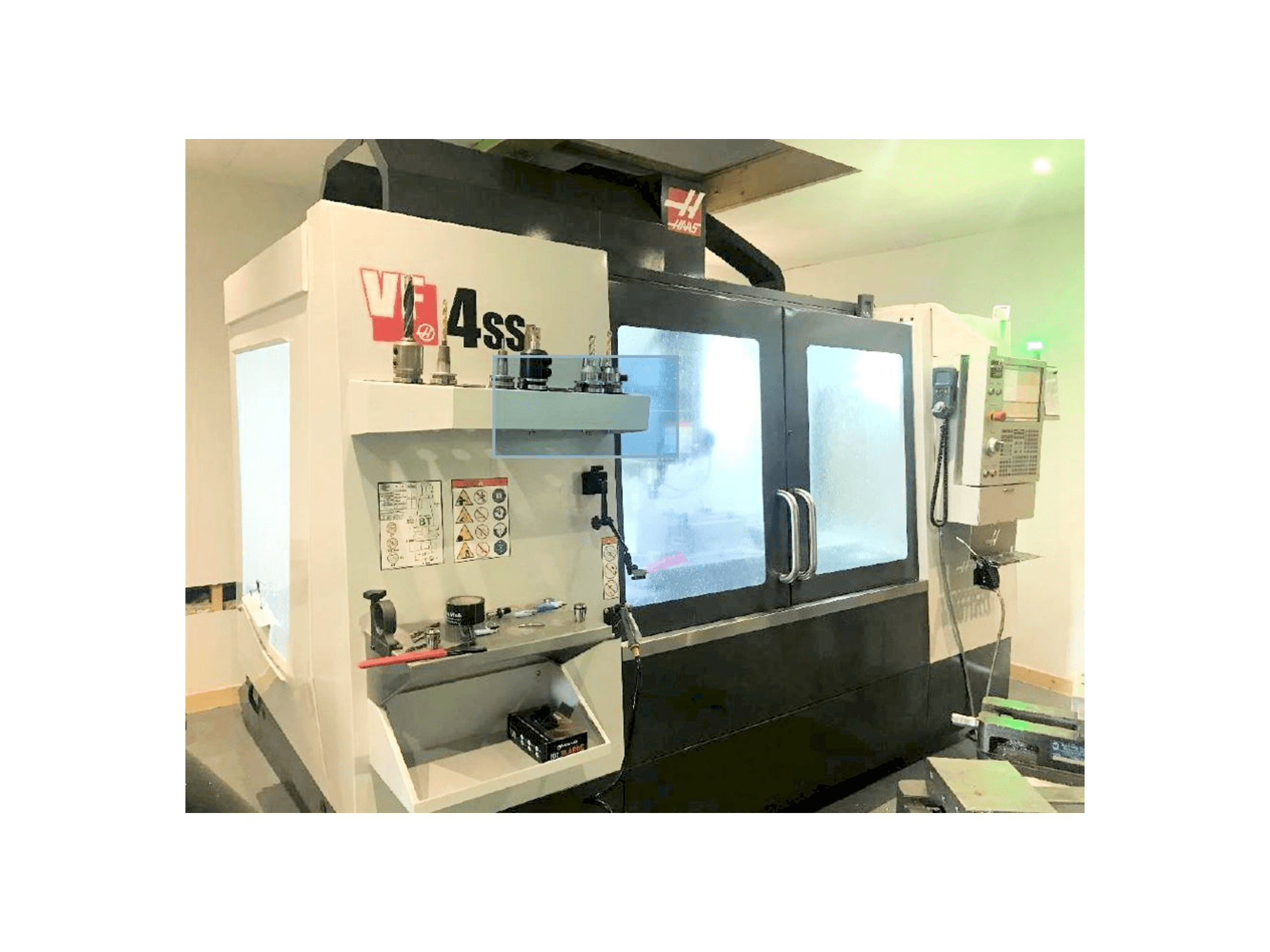 Vista Frontal da HAAS VF-4SS máquina
