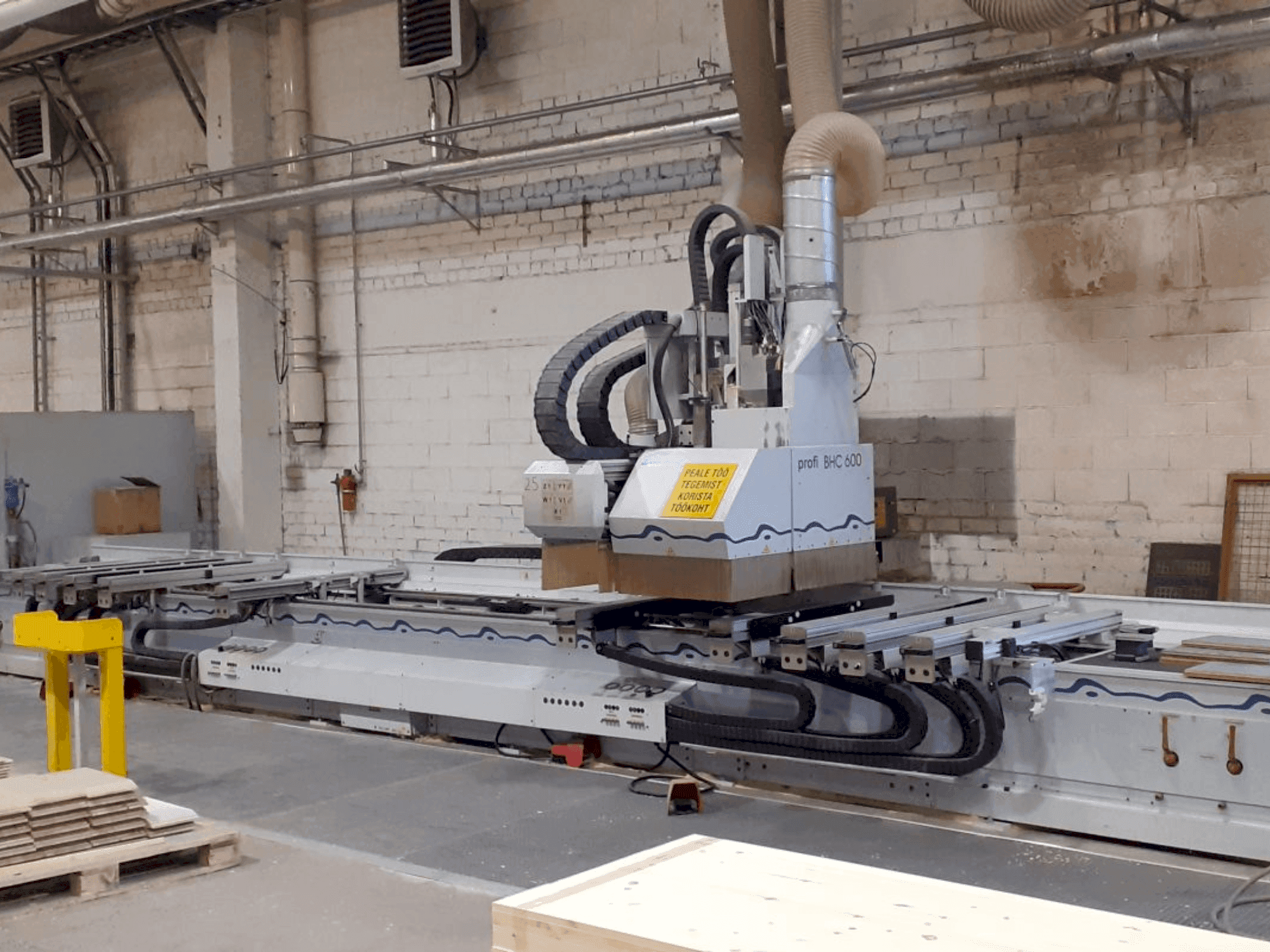 Vista Frontal da Weeke Profi BHC 600 máquina