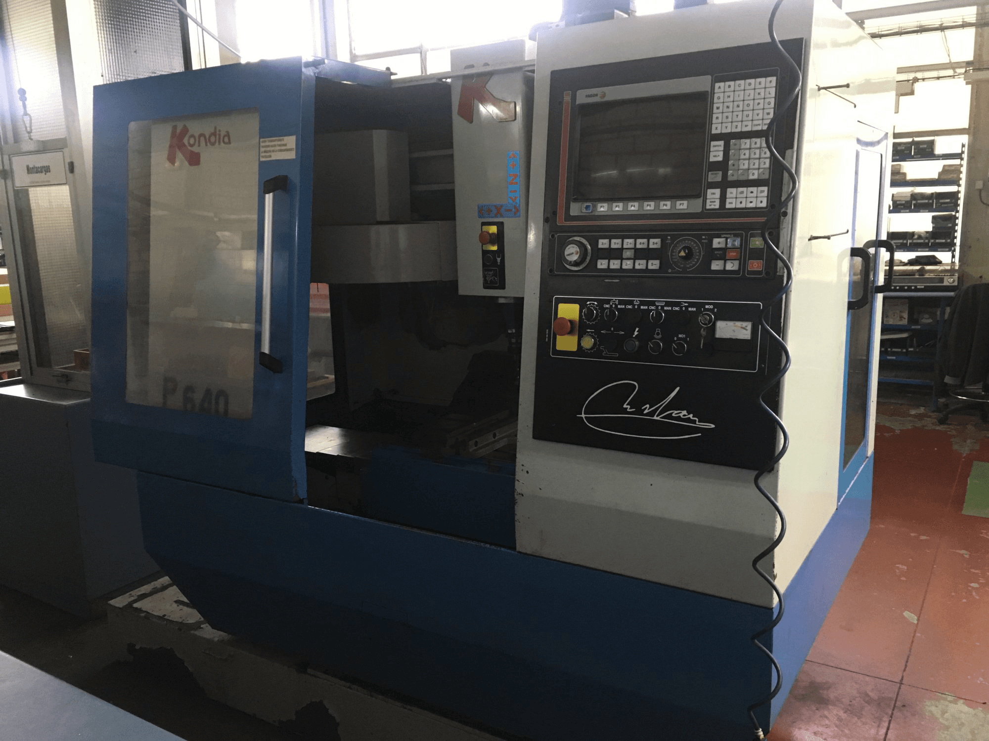 Vista Direita da KONDIA B-640 máquina