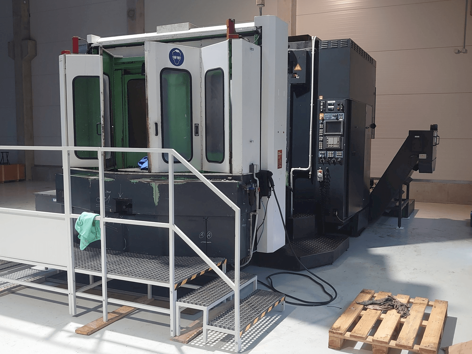 Vista Frontal da Makino A77 máquina