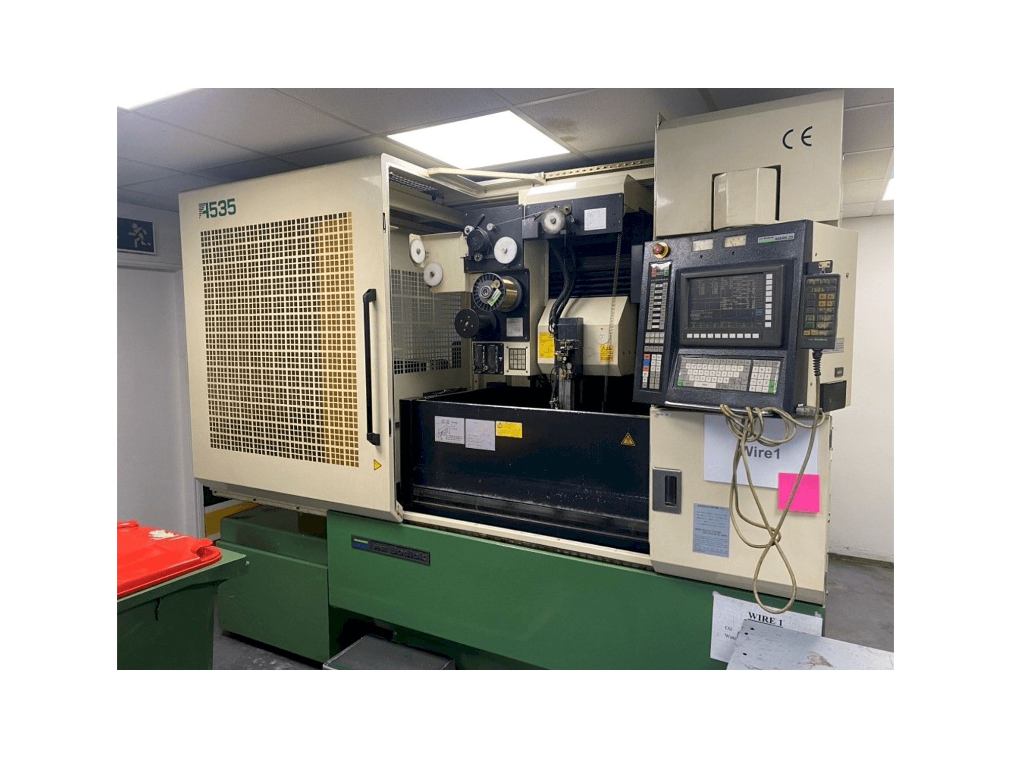 Vista Frontal da Sodick A535 máquina