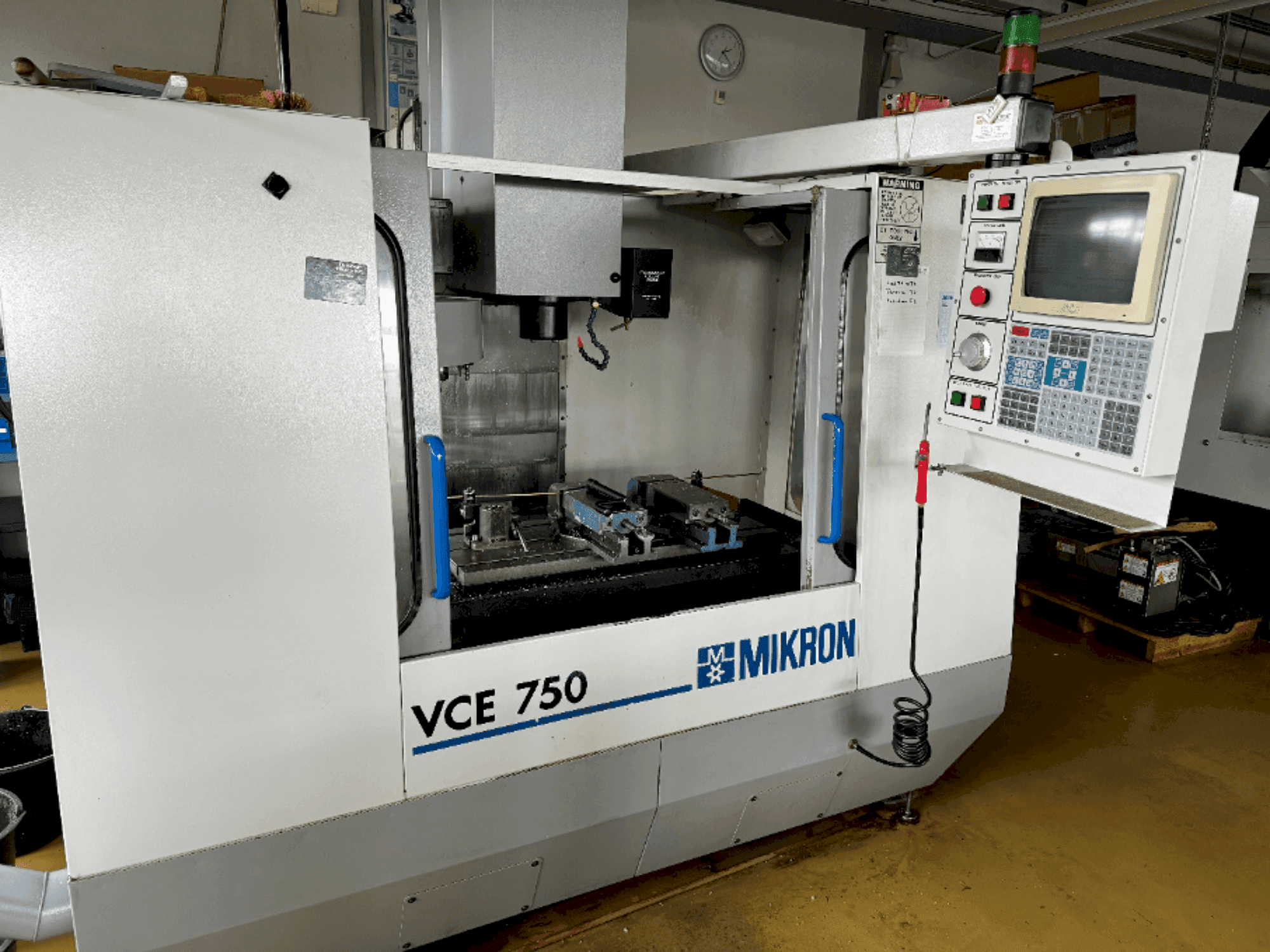 Vista Frontal da MIKRON VCE 750 máquina