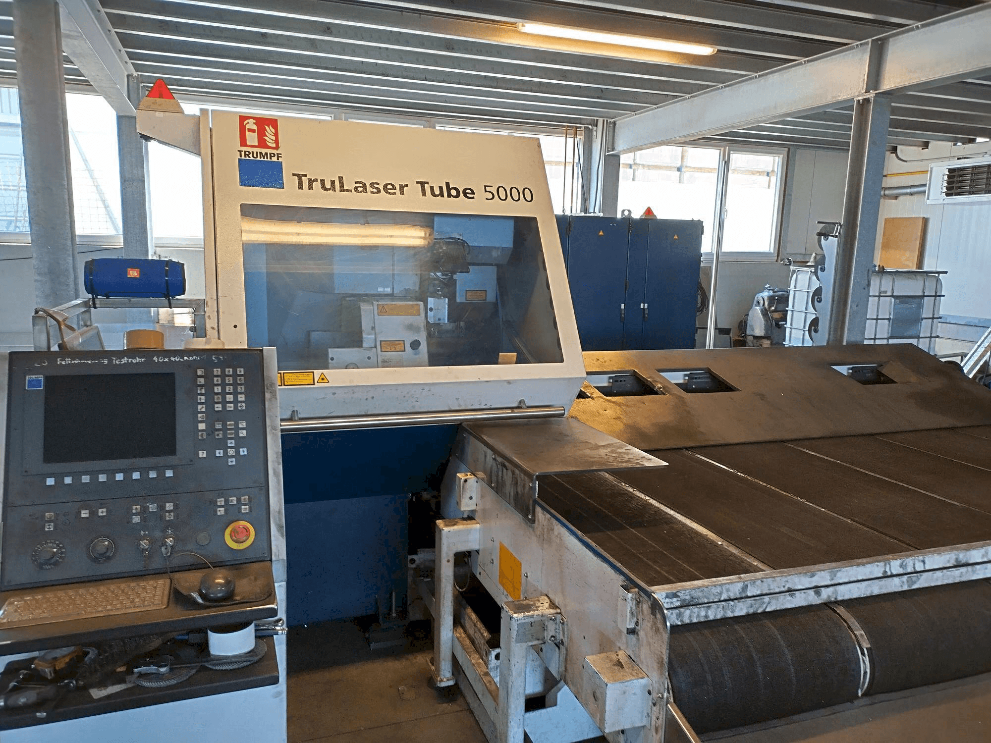Vista Frontal da Trumpf TruLaser Tube 5000 máquina