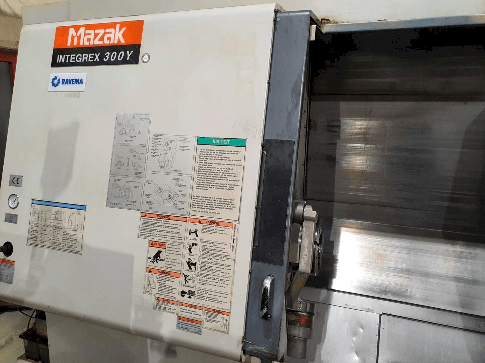 Vista Frontal da Mazak Integrex 300Y máquina