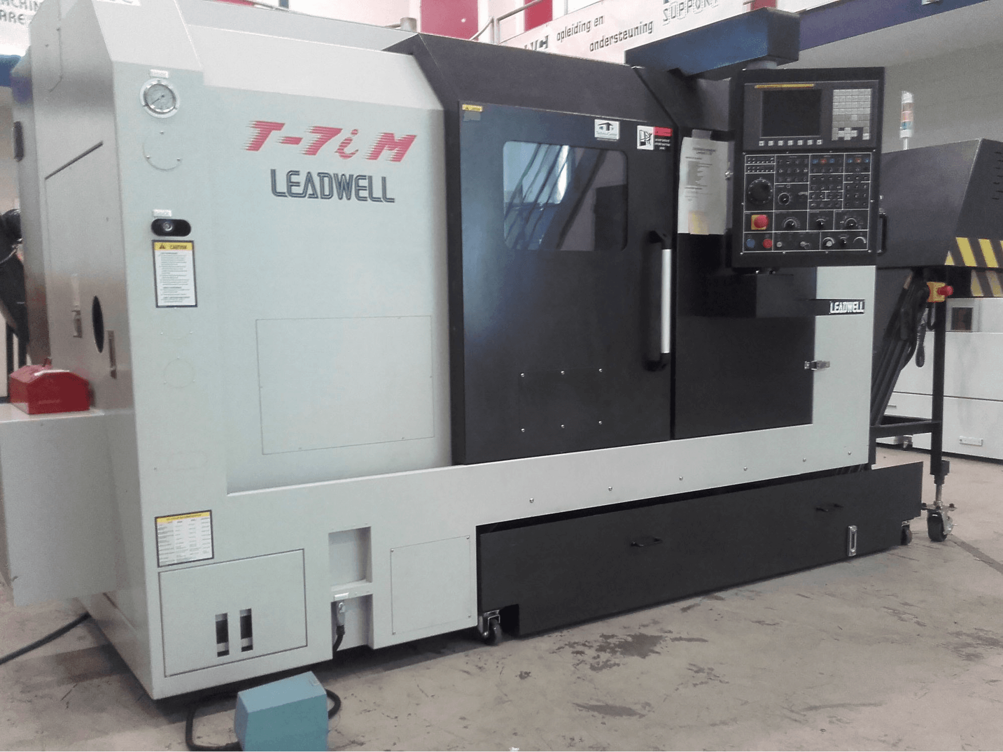 Vista Frontal da Leadwell T-7iM máquina