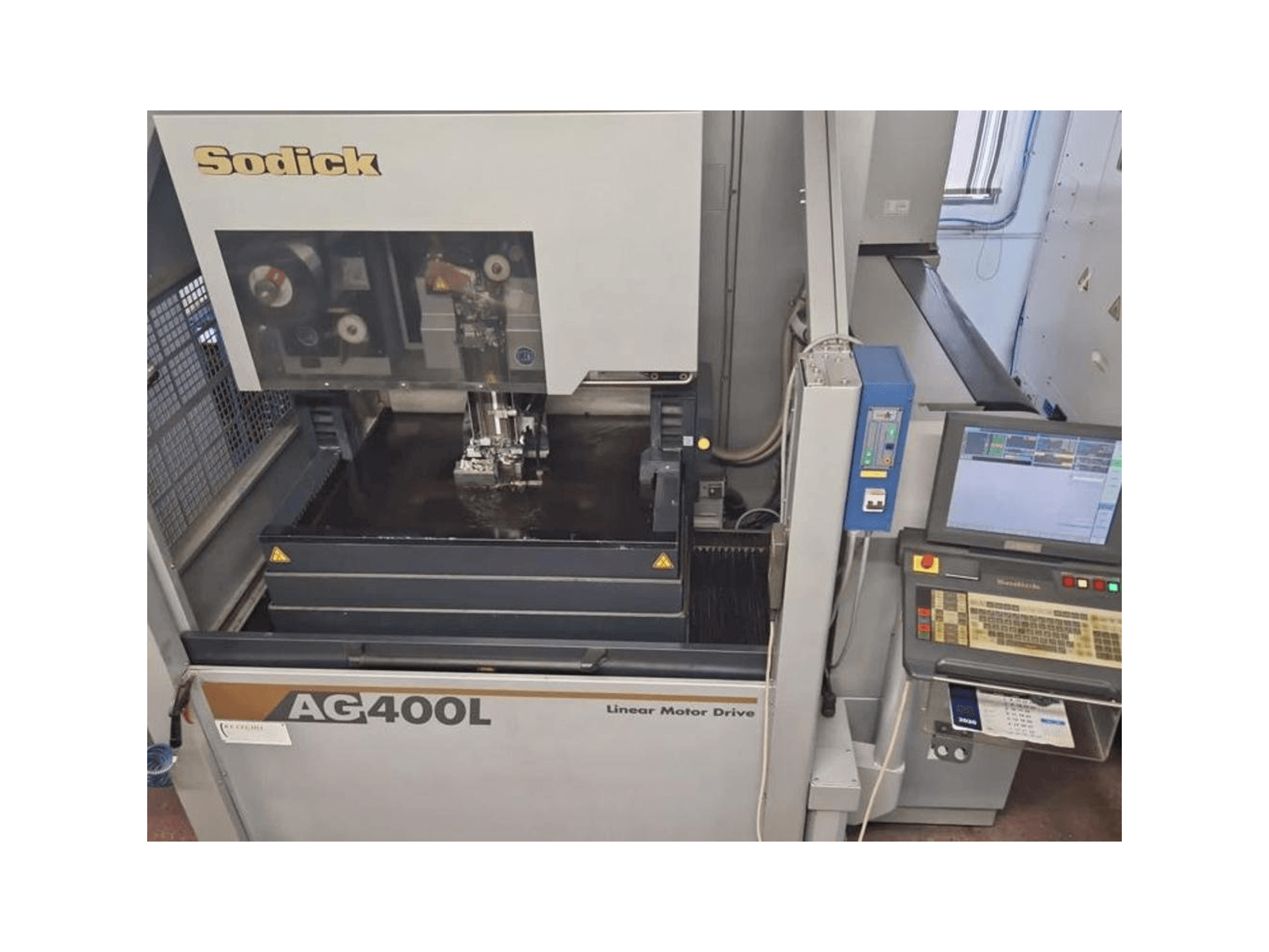 Vista Frontal da Sodick AG400L máquina