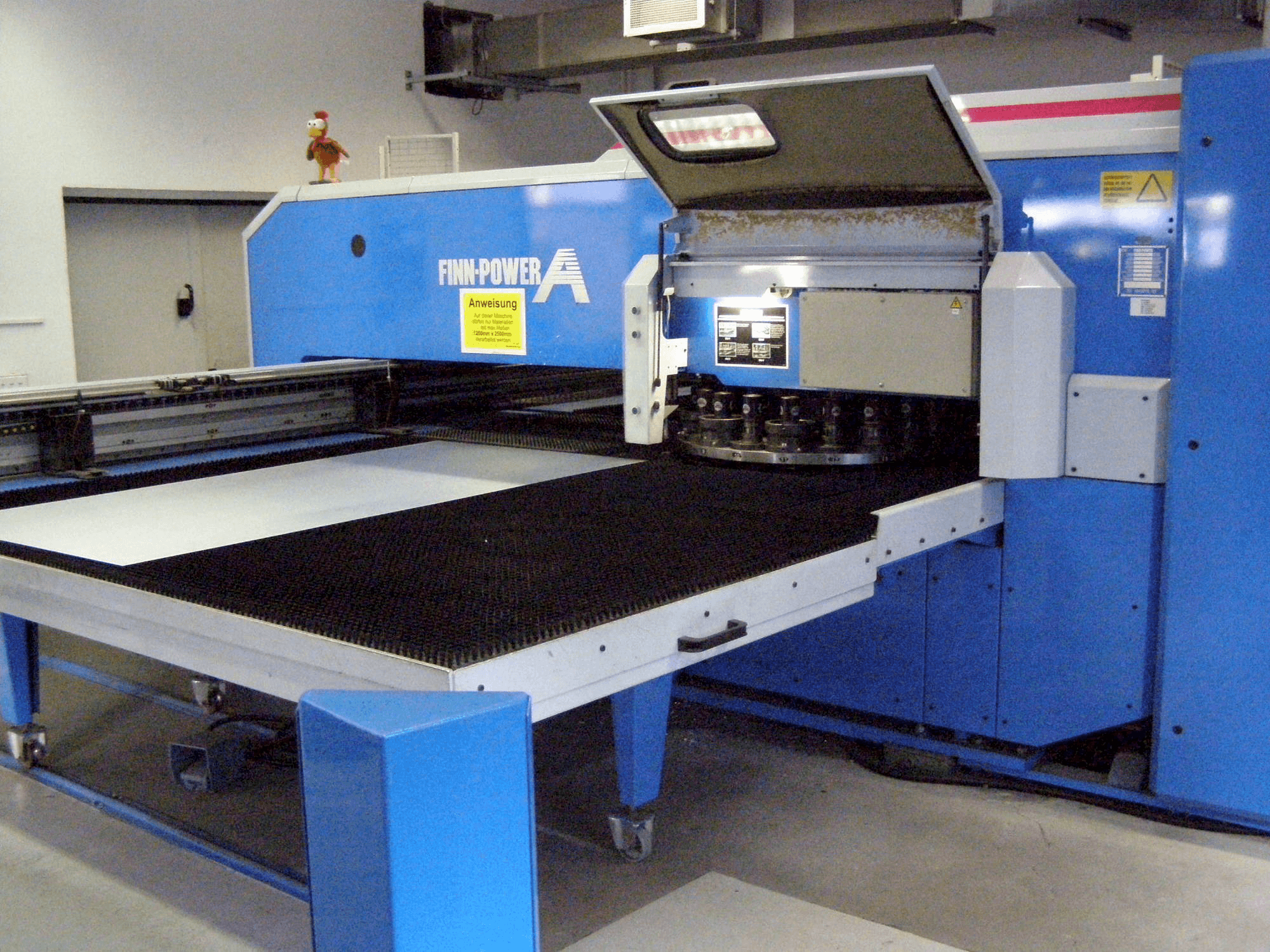 Vista Frontal da Finn-Power A5 – 25 SBV máquina