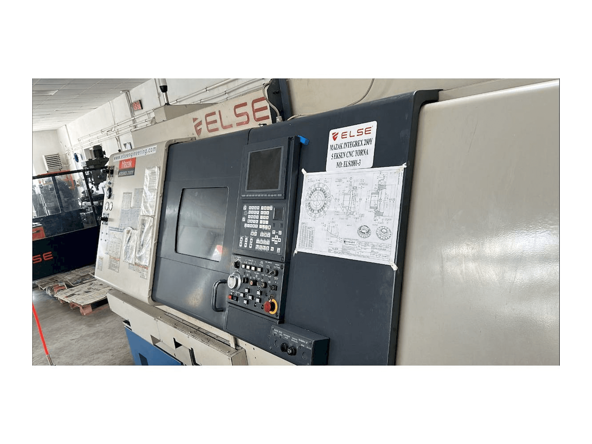 Vista Frontal da Mazak Integrex 200Y máquina