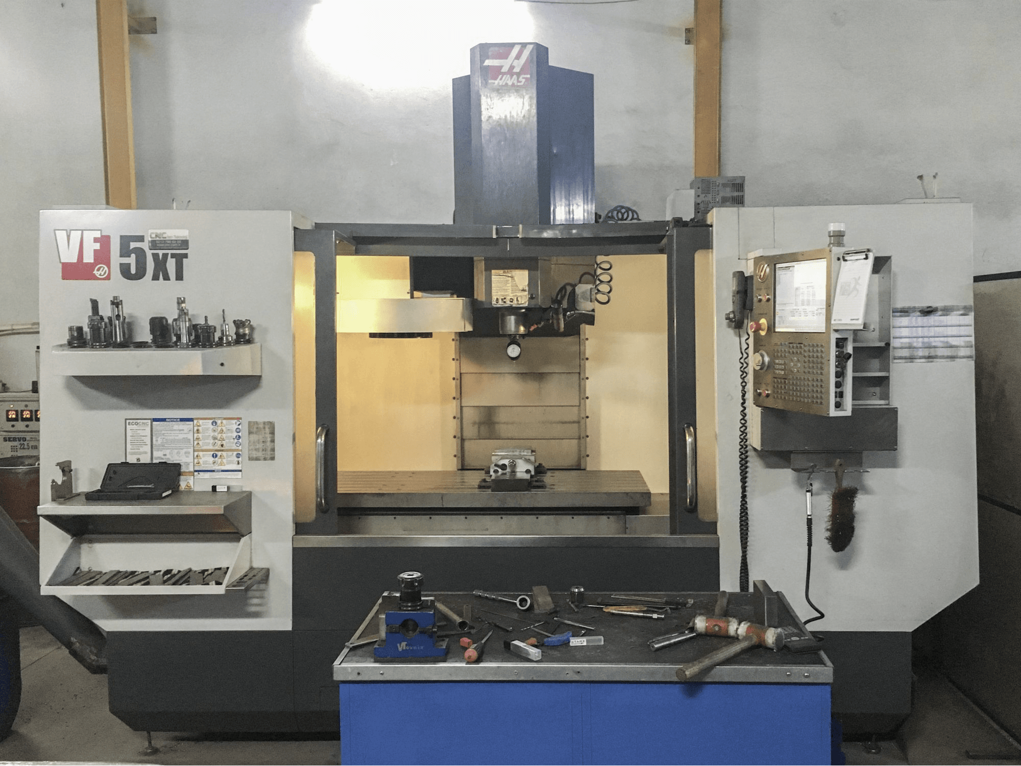 Vista Frontal da HAAS VF-5/40XT máquina