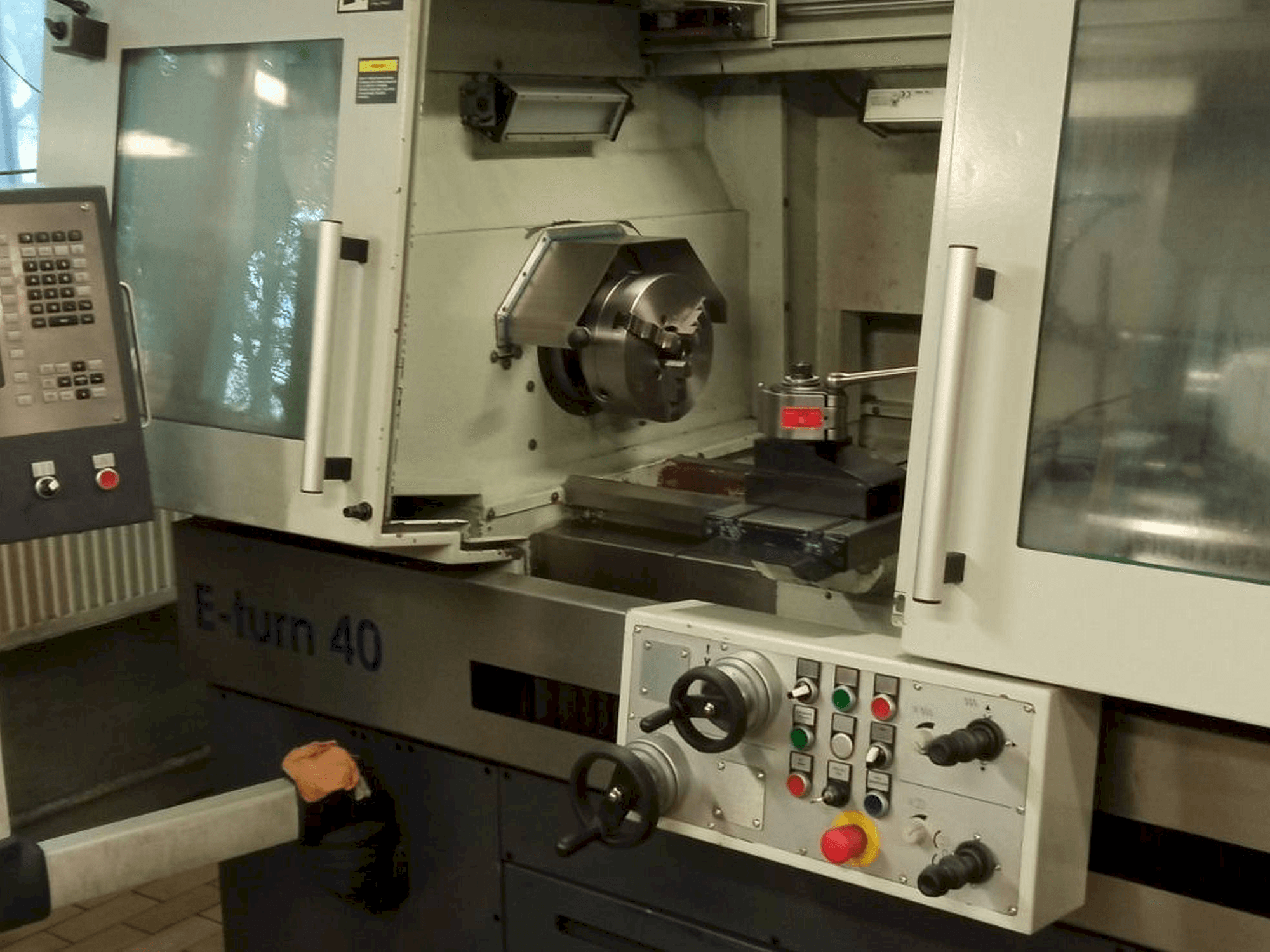 Vista Frontal da Avia E-turn 40 máquina