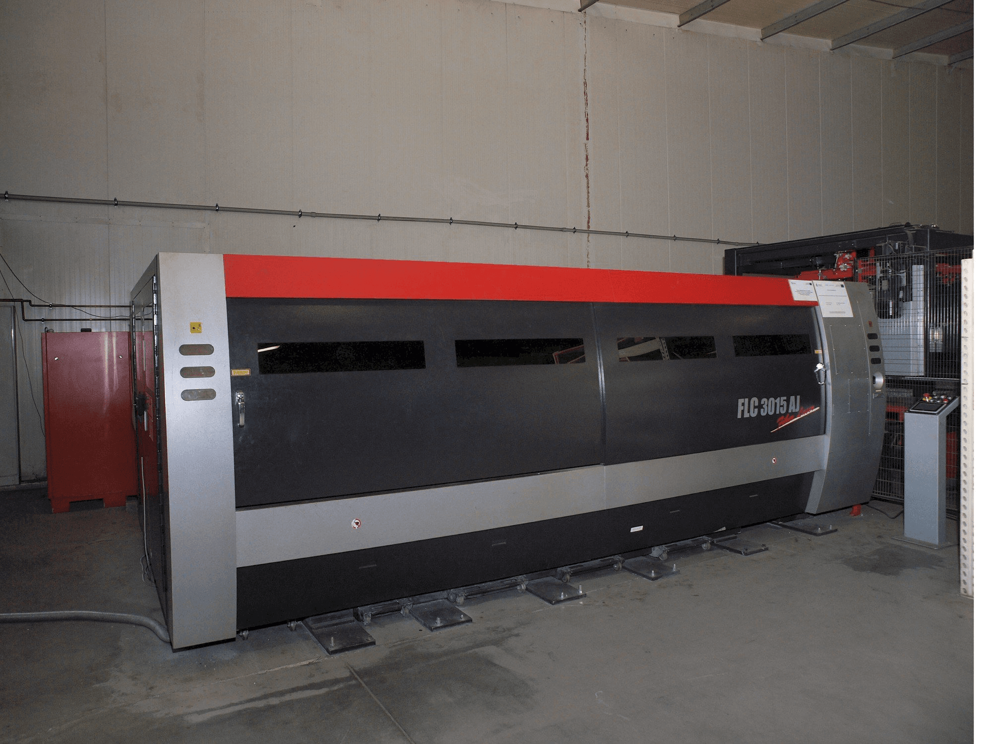 Vista Frontal da AMADA LC-3015 AJ 2kW Fiber laser máquina