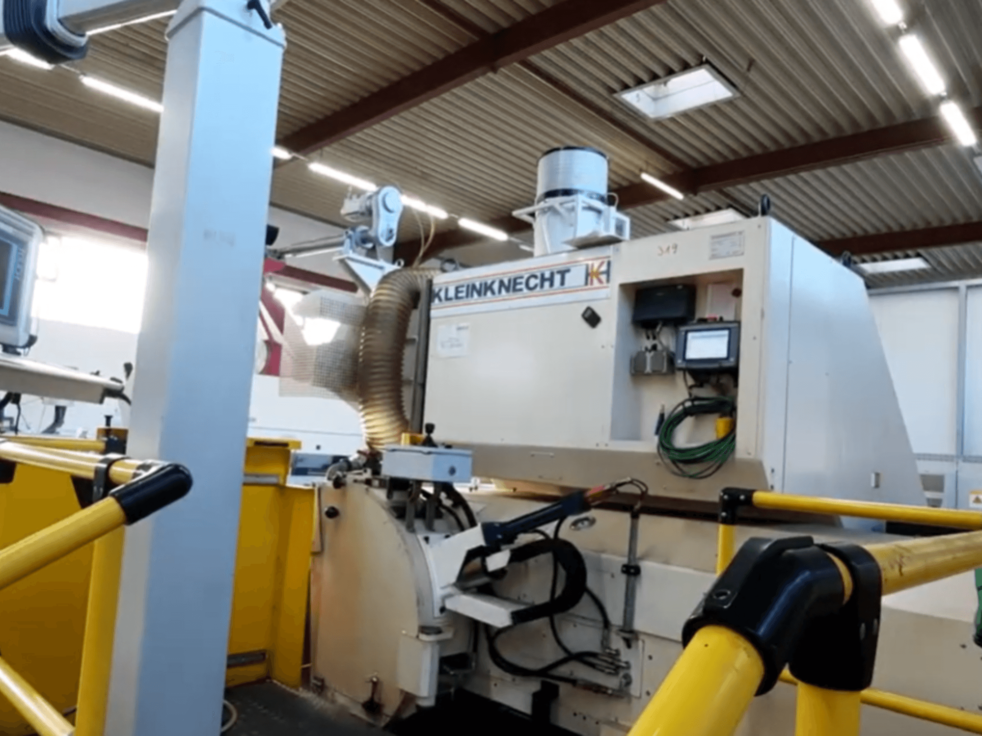 Máquina de retificação cilíndrica WALDRICH KLEINKNECHT WS III C 6.00 X 5000, vista de lado, com painel de controlo e sistema de extração.