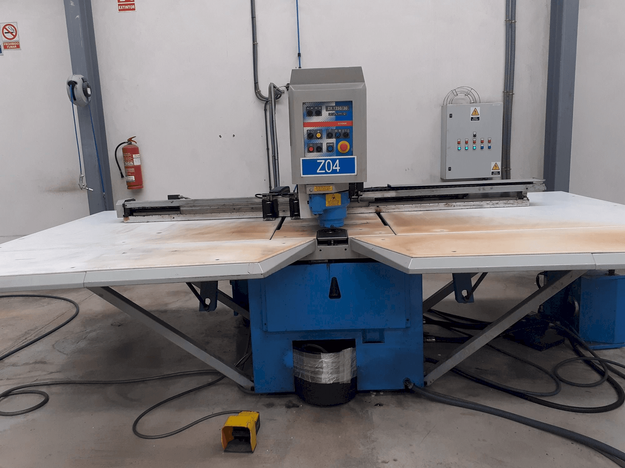 Vista Frontal da Euromac ZX125-30 máquina